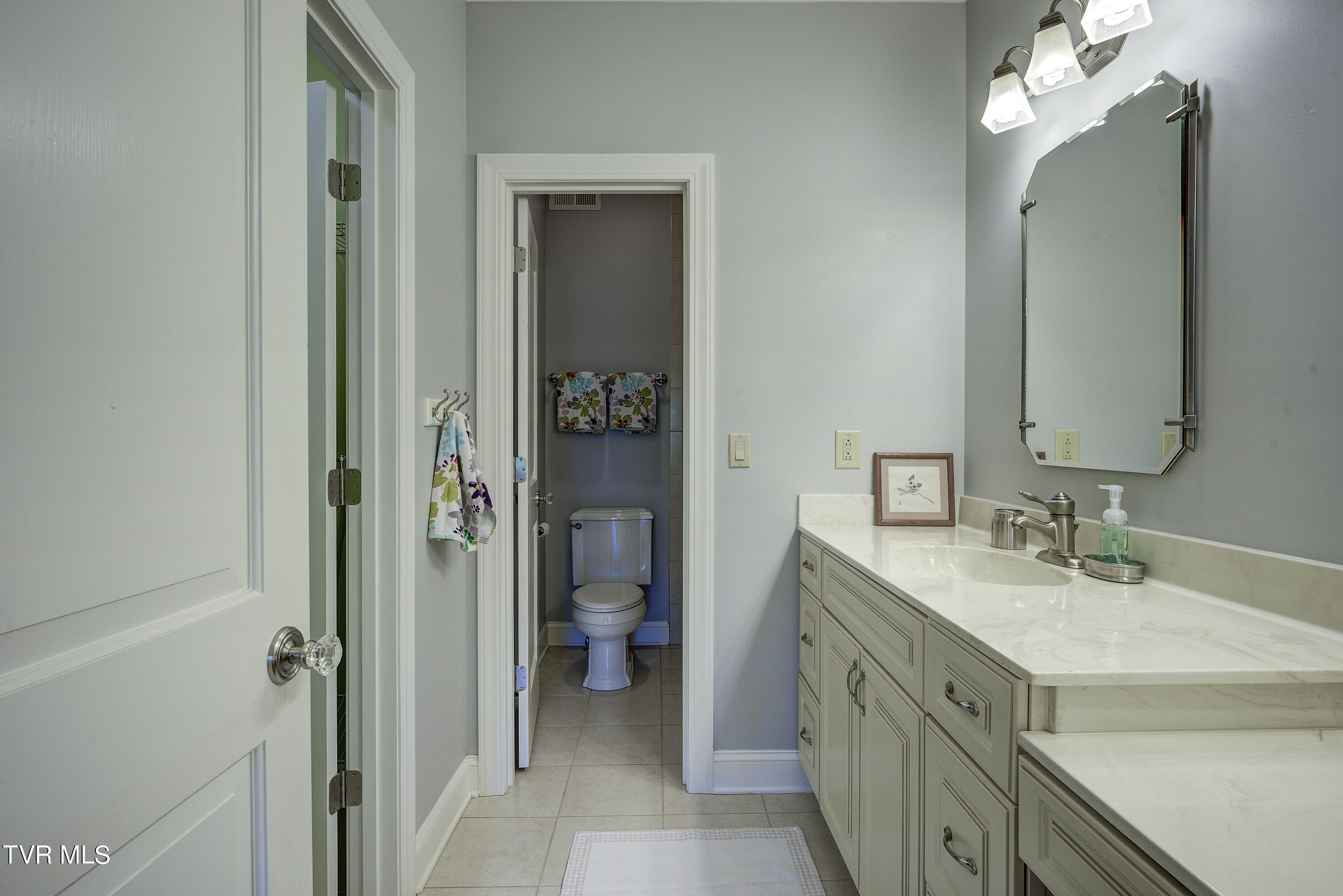 Bristol, Tennessee 37620, United States, 4 Bedrooms Bedrooms, ,5 BathroomsBathrooms,Residential,Pending,56434