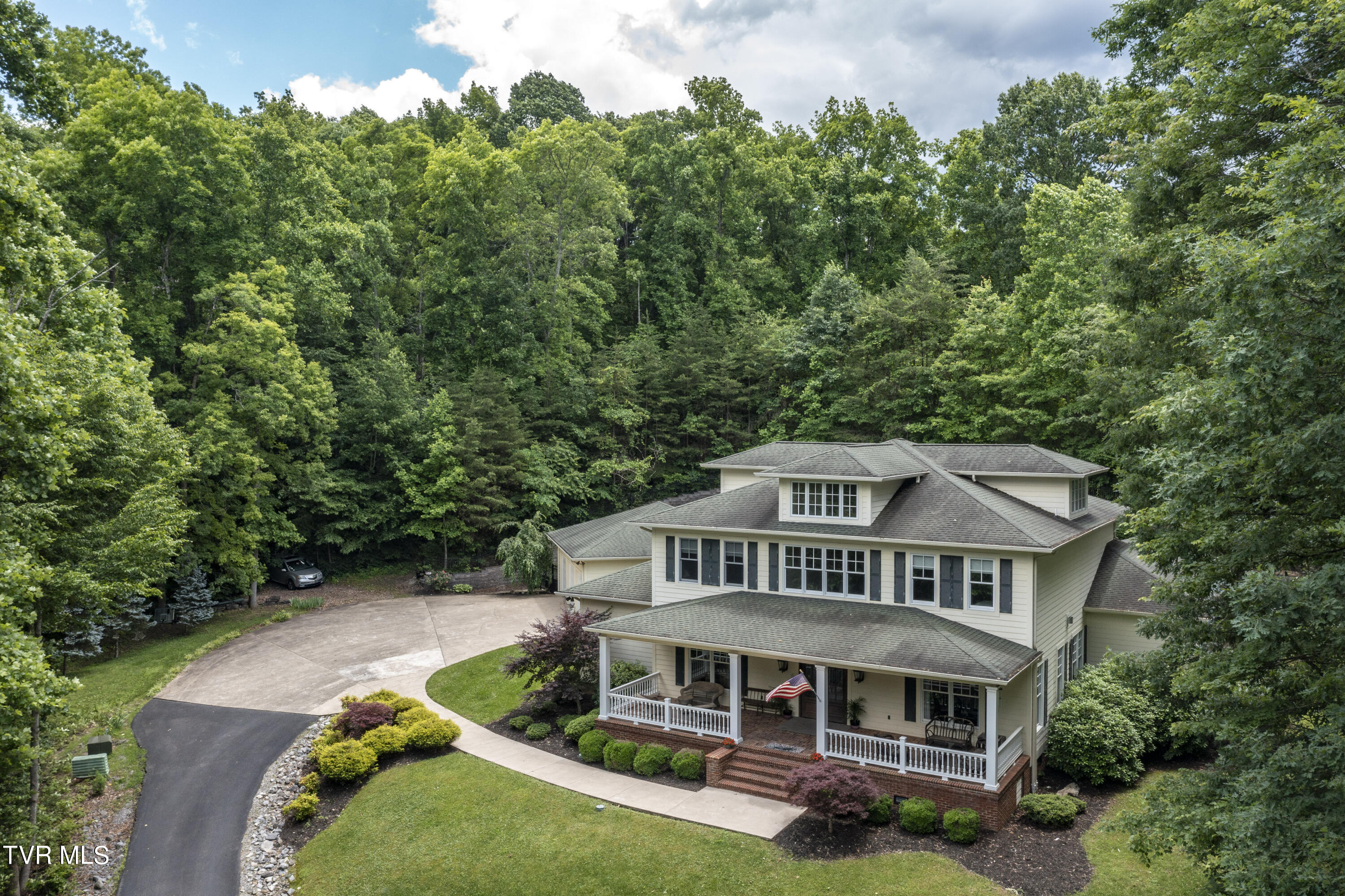 Bristol, Tennessee 37620, United States, 4 Bedrooms Bedrooms, ,5 BathroomsBathrooms,Residential,Pending,56434