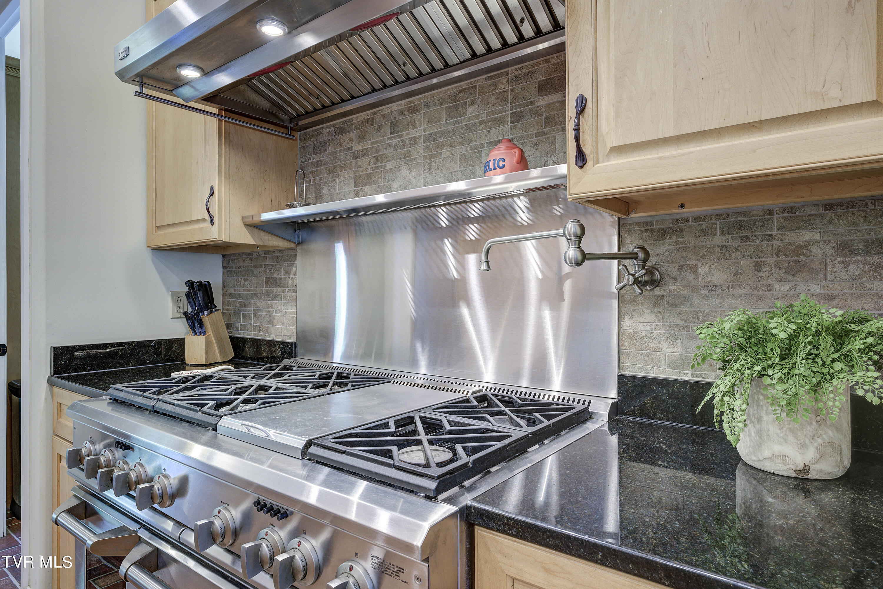 Bristol, Tennessee 37620, United States, 4 Bedrooms Bedrooms, ,5 BathroomsBathrooms,Residential,Pending,56434