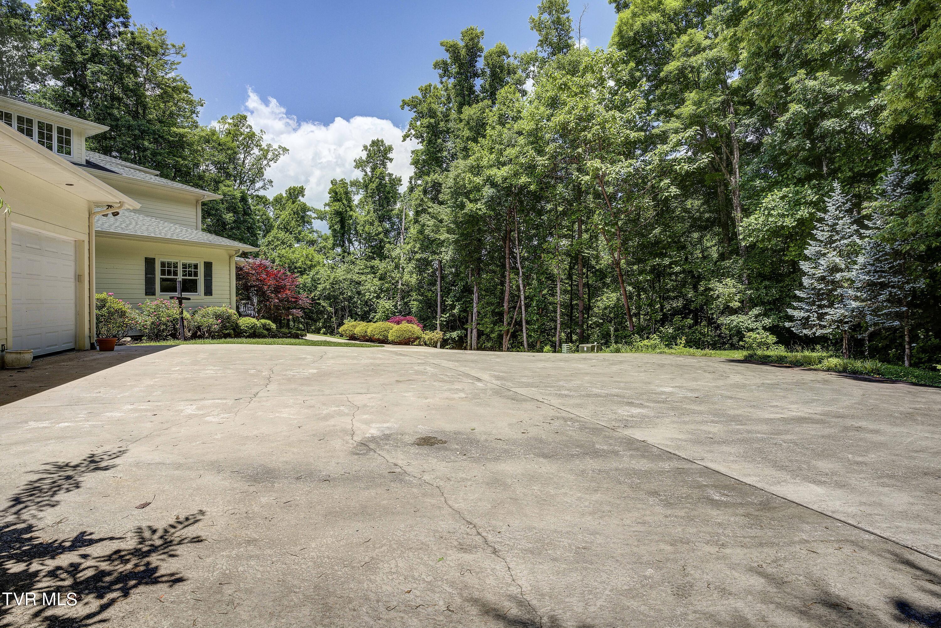 Bristol, Tennessee 37620, United States, 4 Bedrooms Bedrooms, ,5 BathroomsBathrooms,Residential,Pending,56434