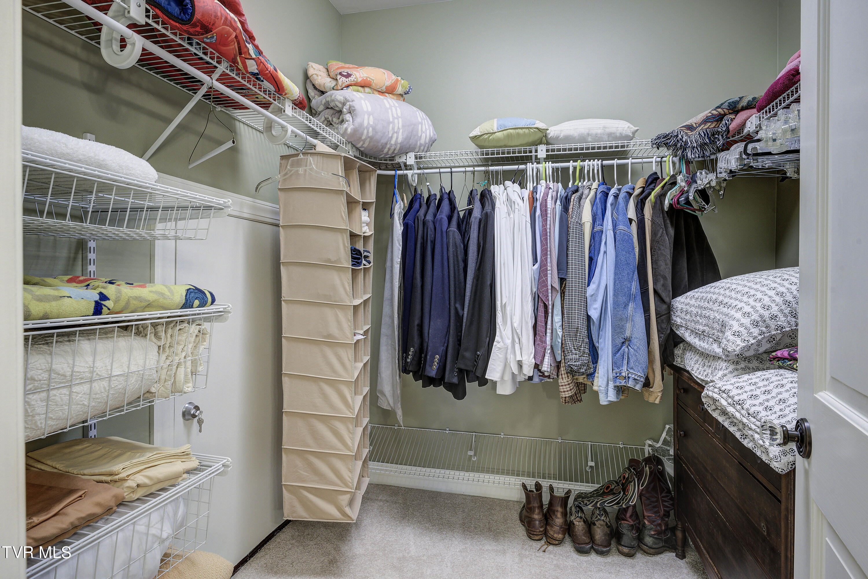 Bristol, Tennessee 37620, United States, 4 Bedrooms Bedrooms, ,5 BathroomsBathrooms,Residential,Pending,56434