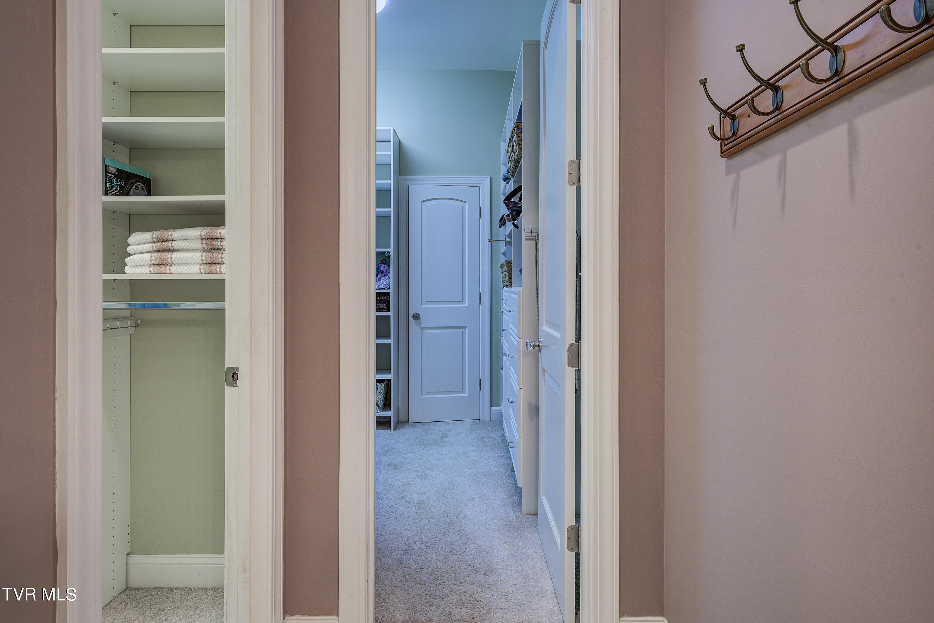 Bristol, Tennessee 37620, United States, 4 Bedrooms Bedrooms, ,5 BathroomsBathrooms,Residential,Pending,56434