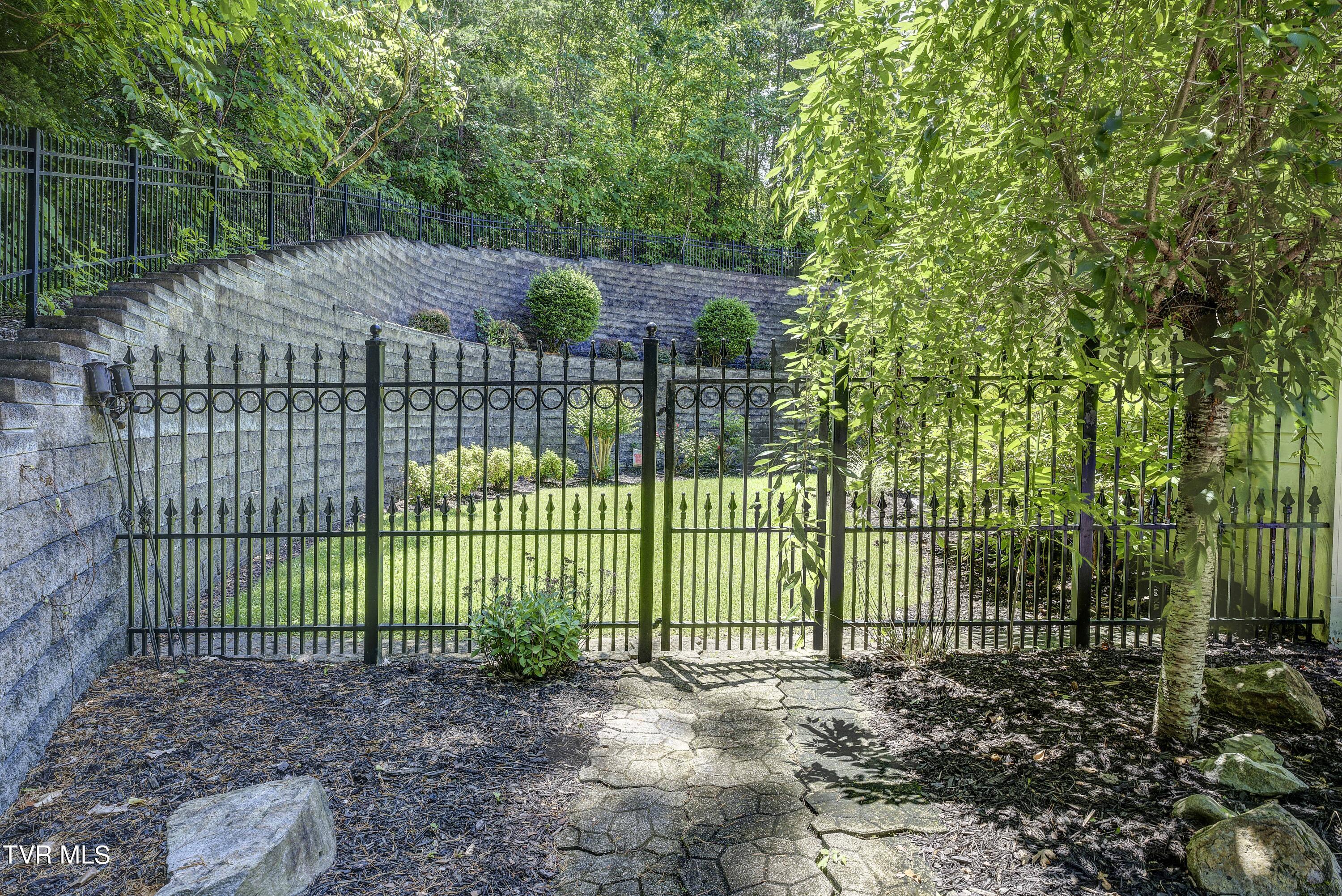 Bristol, Tennessee 37620, United States, 4 Bedrooms Bedrooms, ,5 BathroomsBathrooms,Residential,Pending,56434