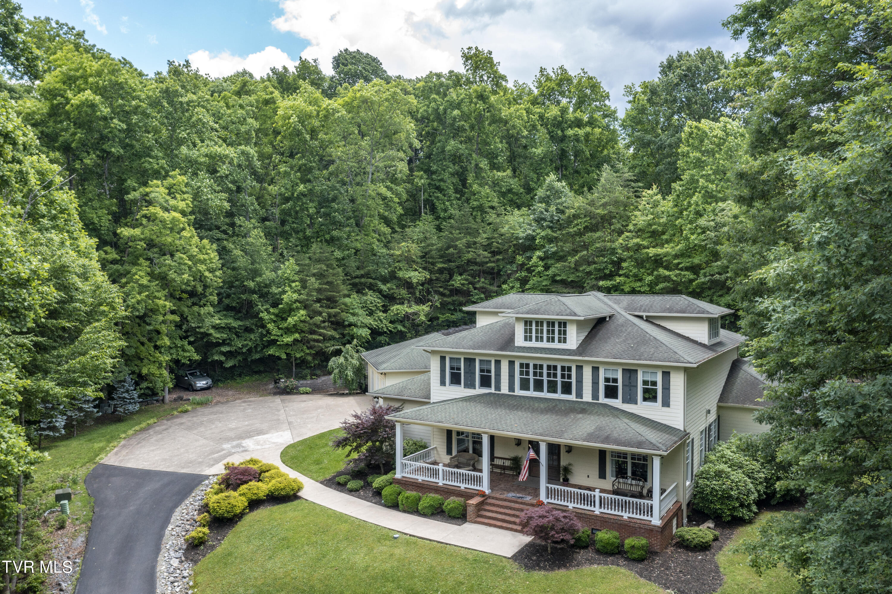 Bristol, Tennessee 37620, United States, 4 Bedrooms Bedrooms, ,5 BathroomsBathrooms,Residential,Pending,56434