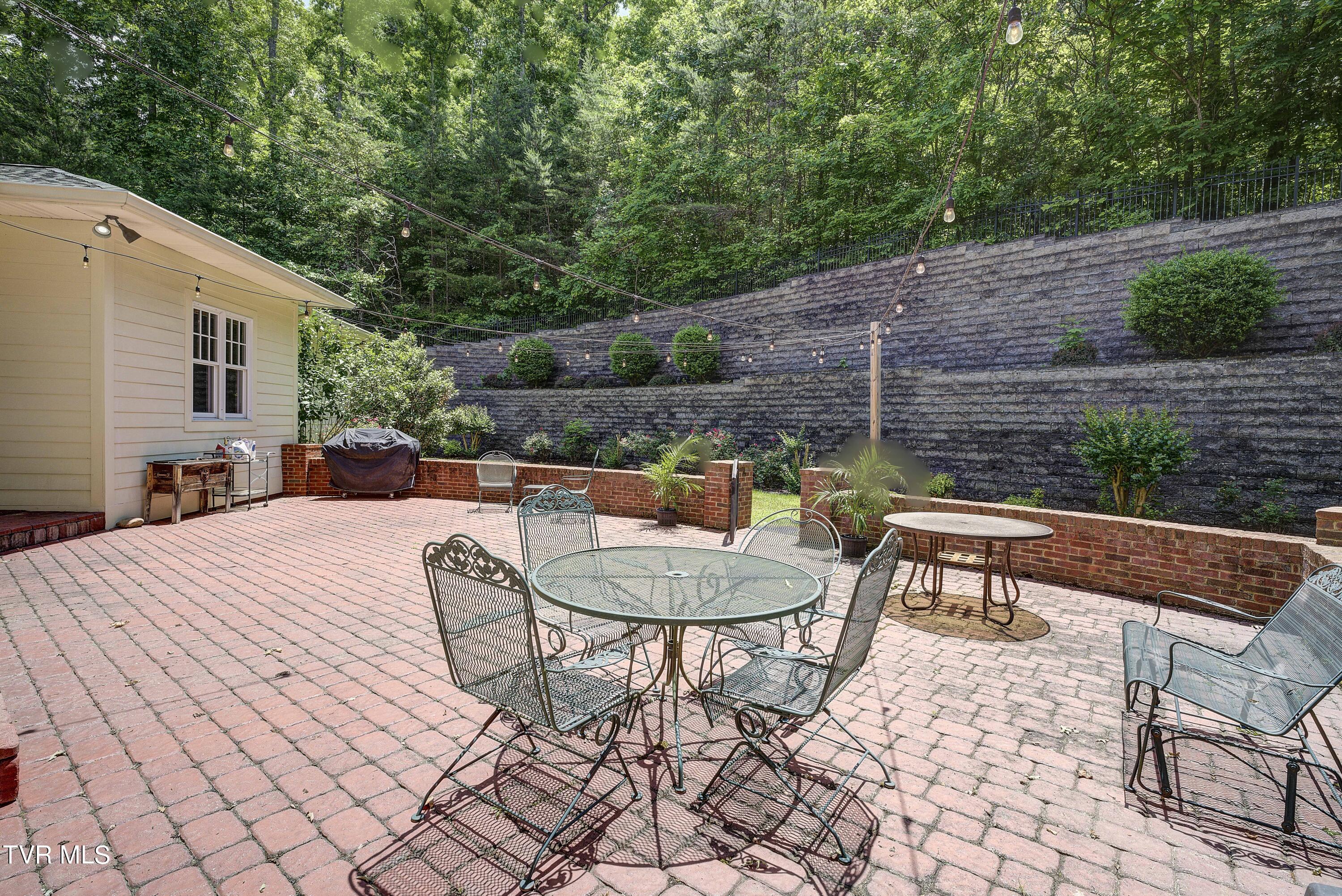 Bristol, Tennessee 37620, United States, 4 Bedrooms Bedrooms, ,5 BathroomsBathrooms,Residential,Pending,56434