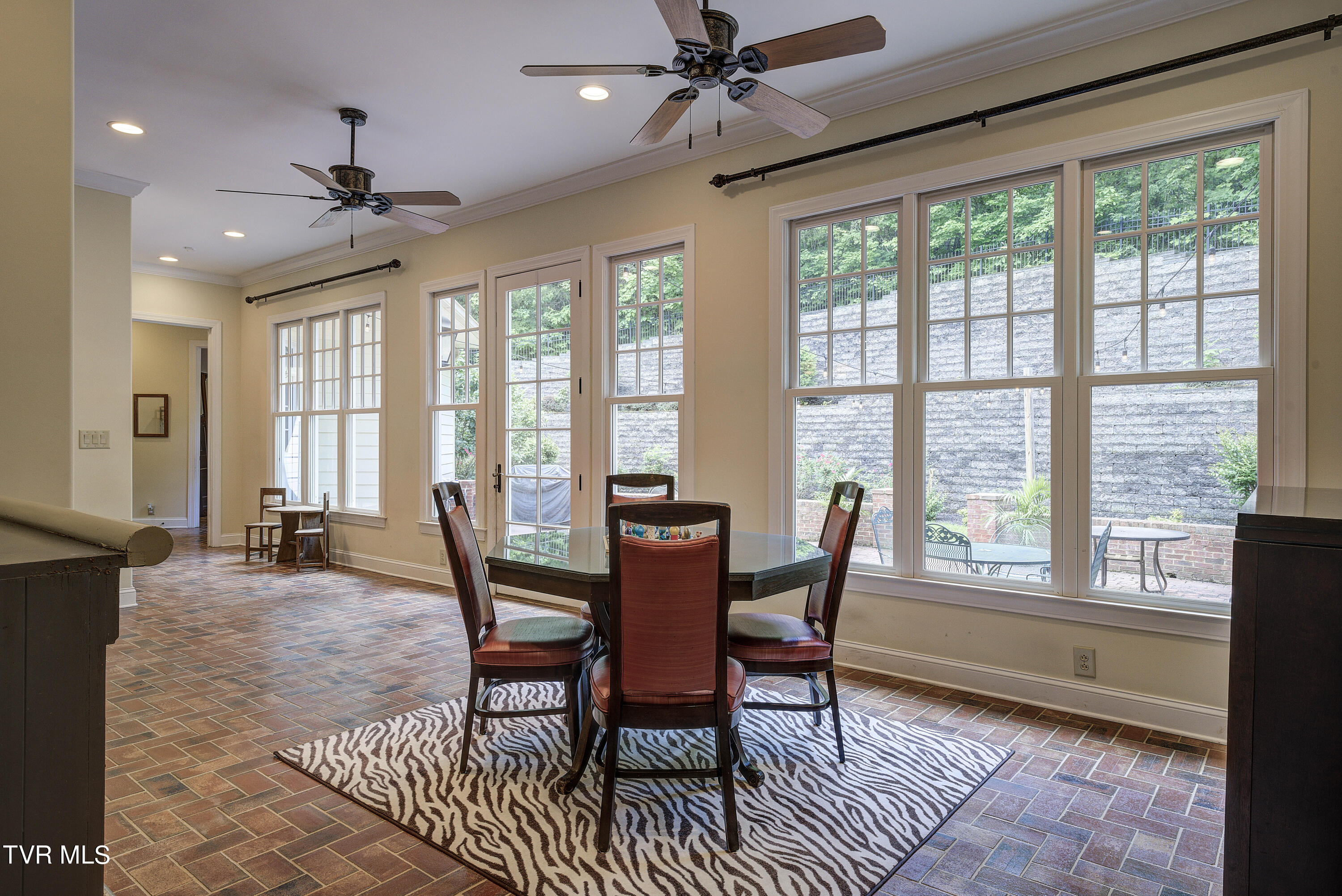 Bristol, Tennessee 37620, United States, 4 Bedrooms Bedrooms, ,5 BathroomsBathrooms,Residential,Pending,56434