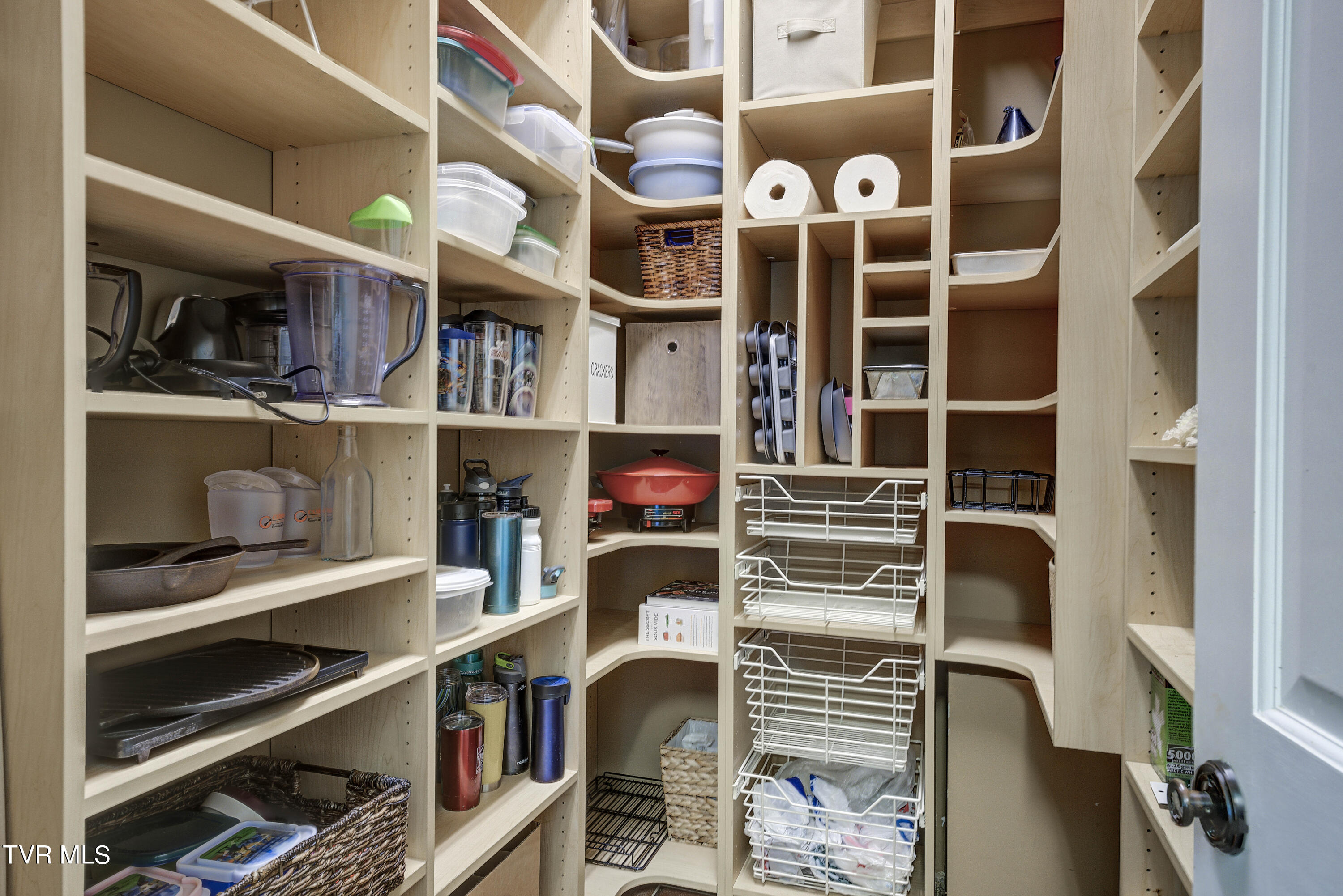 Bristol, Tennessee 37620, United States, 4 Bedrooms Bedrooms, ,5 BathroomsBathrooms,Residential,Pending,56434