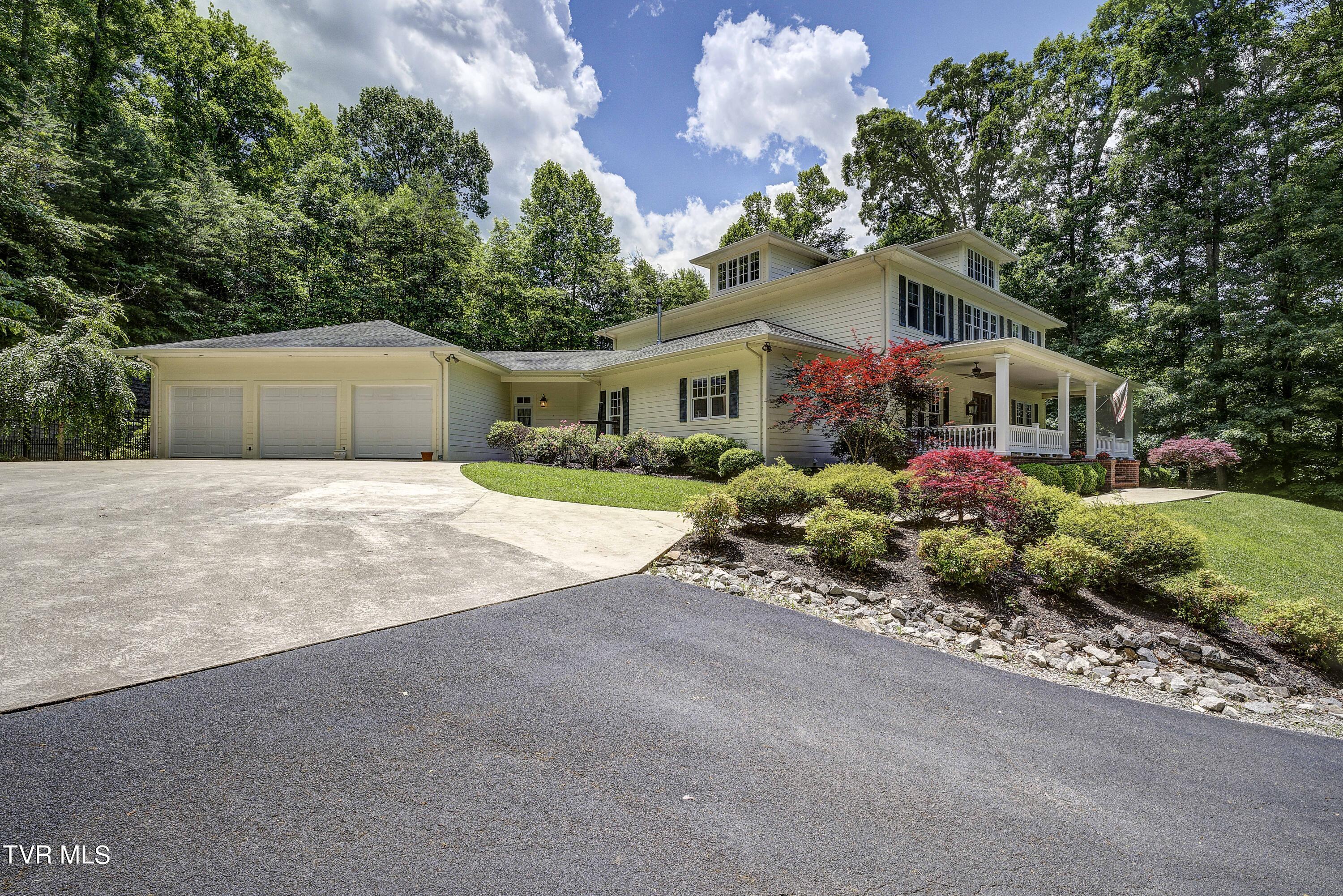 Bristol, Tennessee 37620, United States, 4 Bedrooms Bedrooms, ,5 BathroomsBathrooms,Residential,Pending,56434