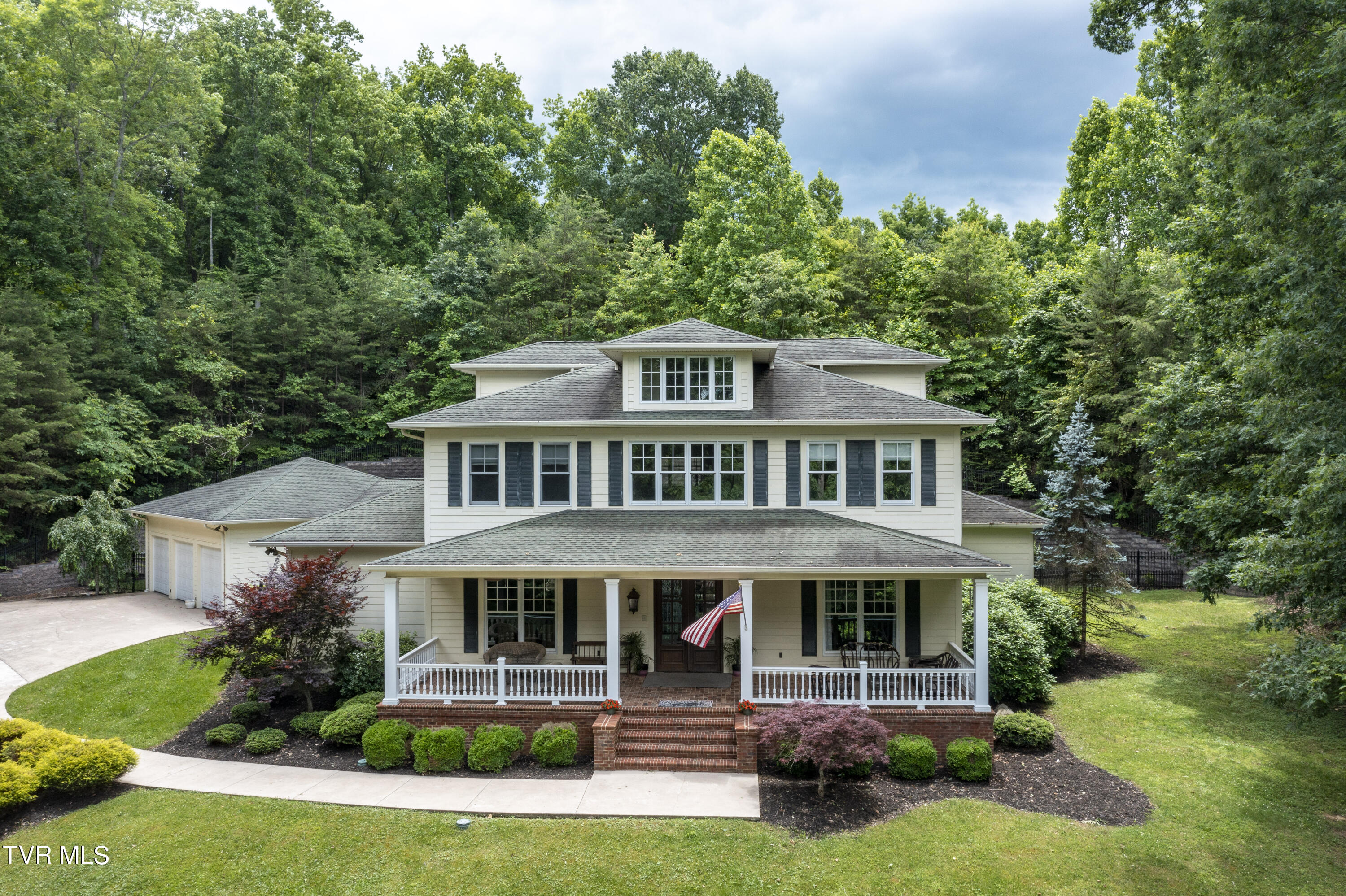 Bristol, Tennessee 37620, United States, 4 Bedrooms Bedrooms, ,5 BathroomsBathrooms,Residential,Pending,56434