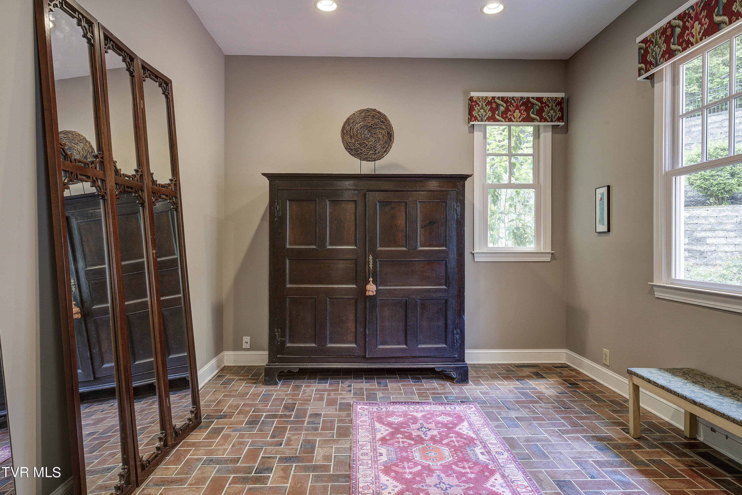 Bristol, Tennessee 37620, United States, 4 Bedrooms Bedrooms, ,5 BathroomsBathrooms,Residential,Pending,56434