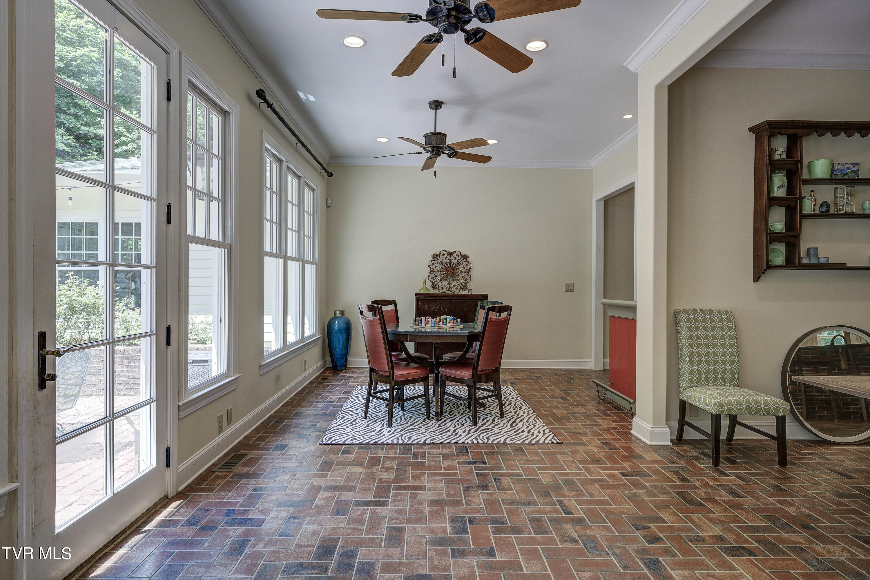 Bristol, Tennessee 37620, United States, 4 Bedrooms Bedrooms, ,5 BathroomsBathrooms,Residential,Pending,56434