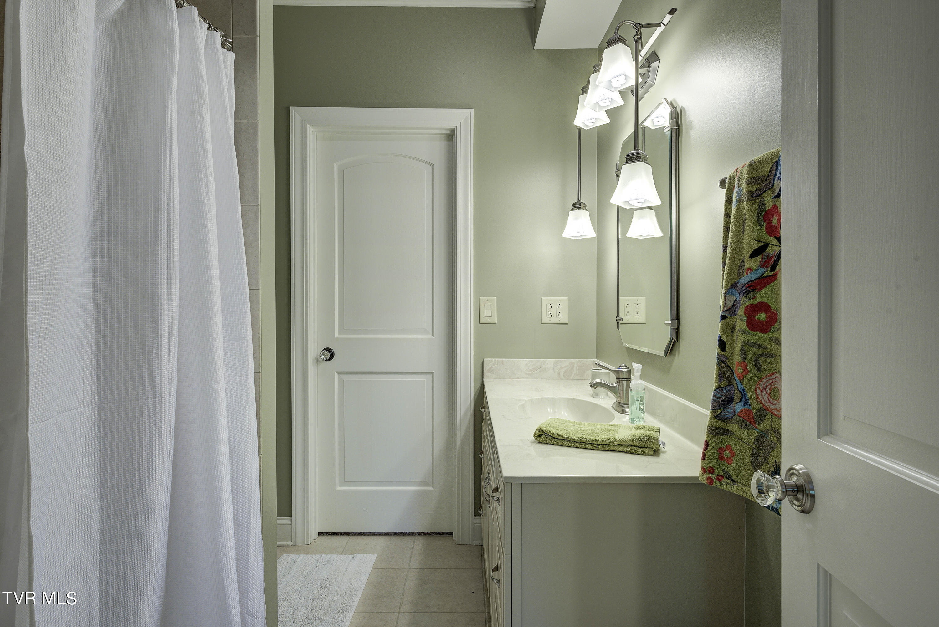 Bristol, Tennessee 37620, United States, 4 Bedrooms Bedrooms, ,5 BathroomsBathrooms,Residential,Pending,56434