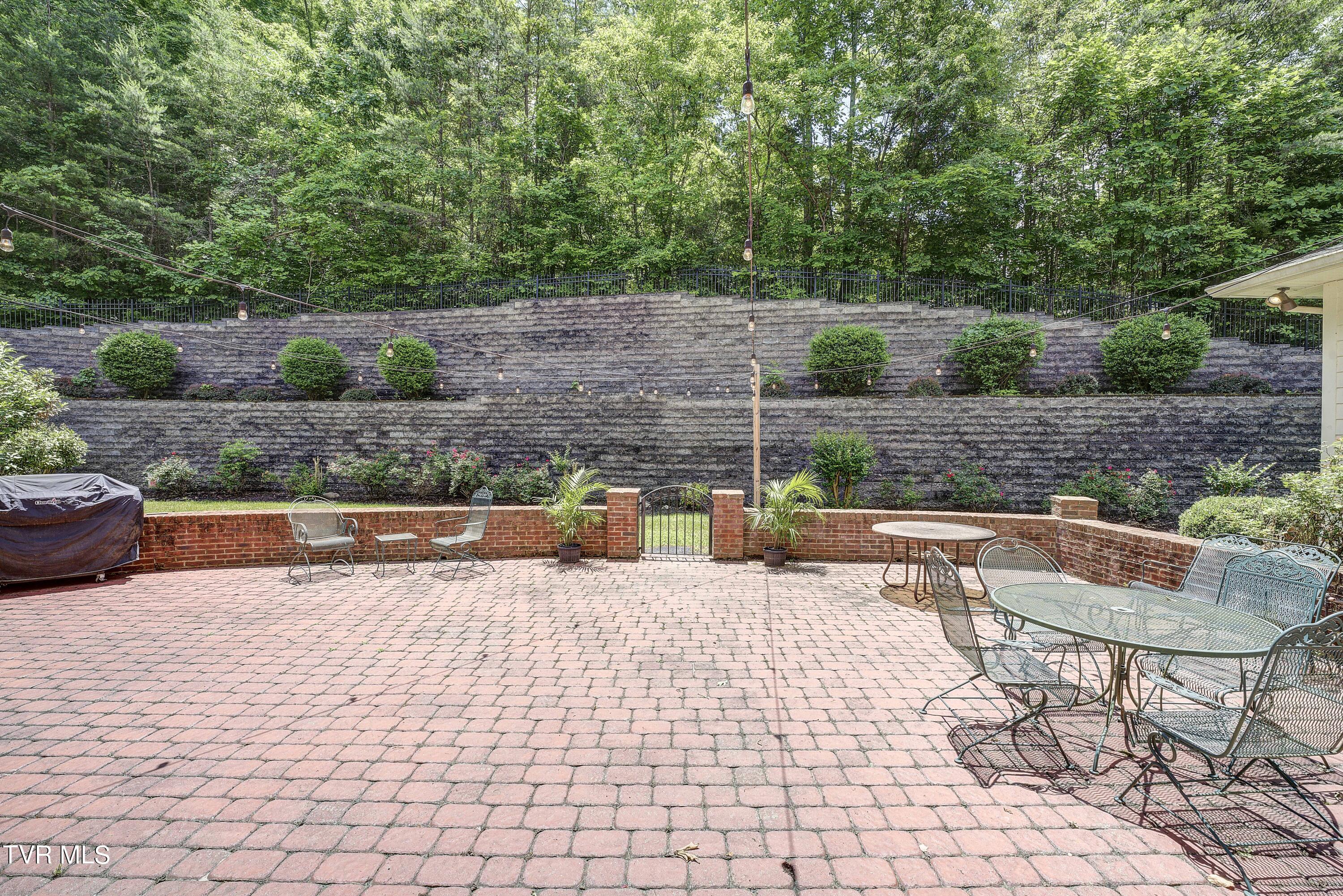 Bristol, Tennessee 37620, United States, 4 Bedrooms Bedrooms, ,5 BathroomsBathrooms,Residential,Pending,56434