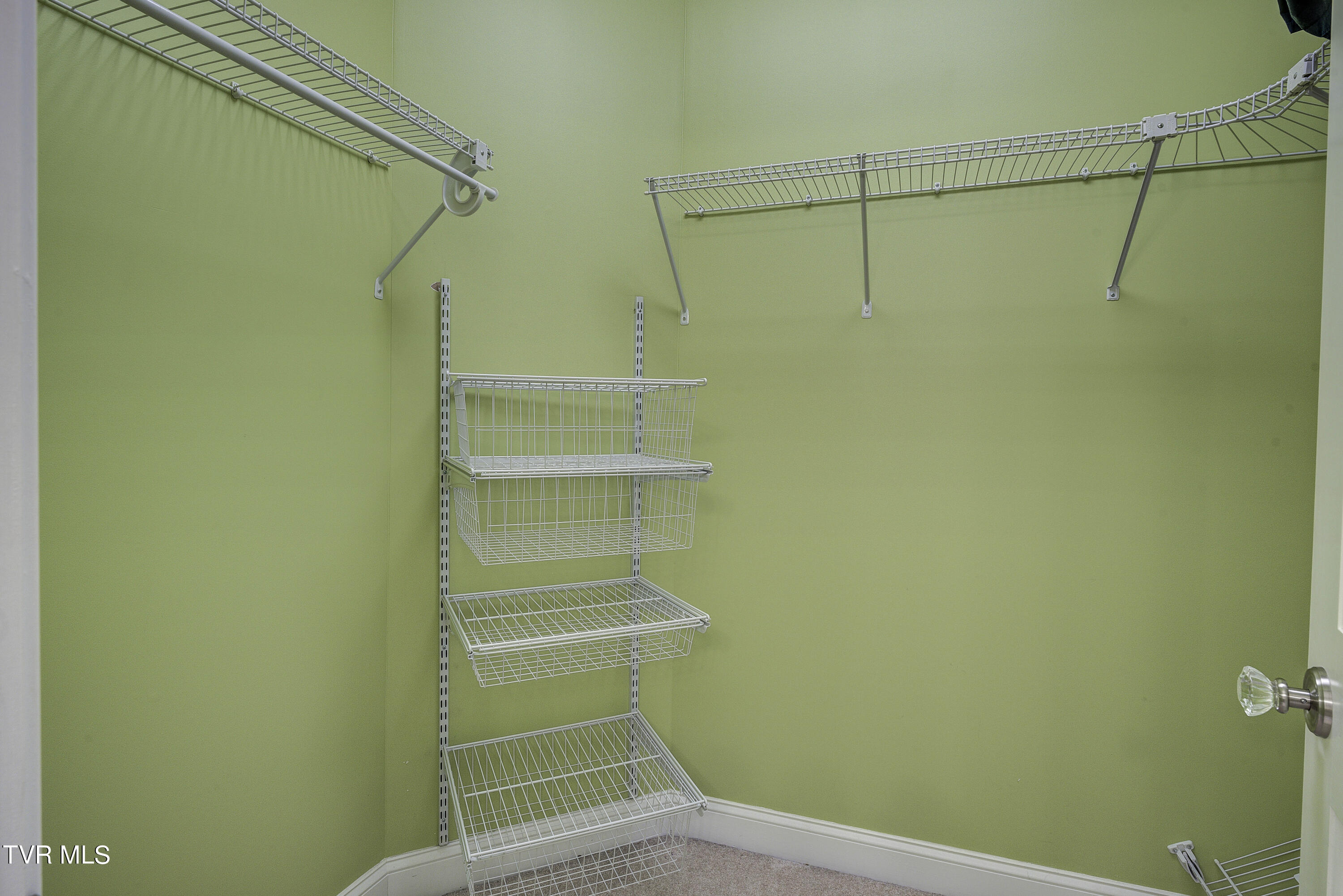 Bristol, Tennessee 37620, United States, 4 Bedrooms Bedrooms, ,5 BathroomsBathrooms,Residential,Pending,56434