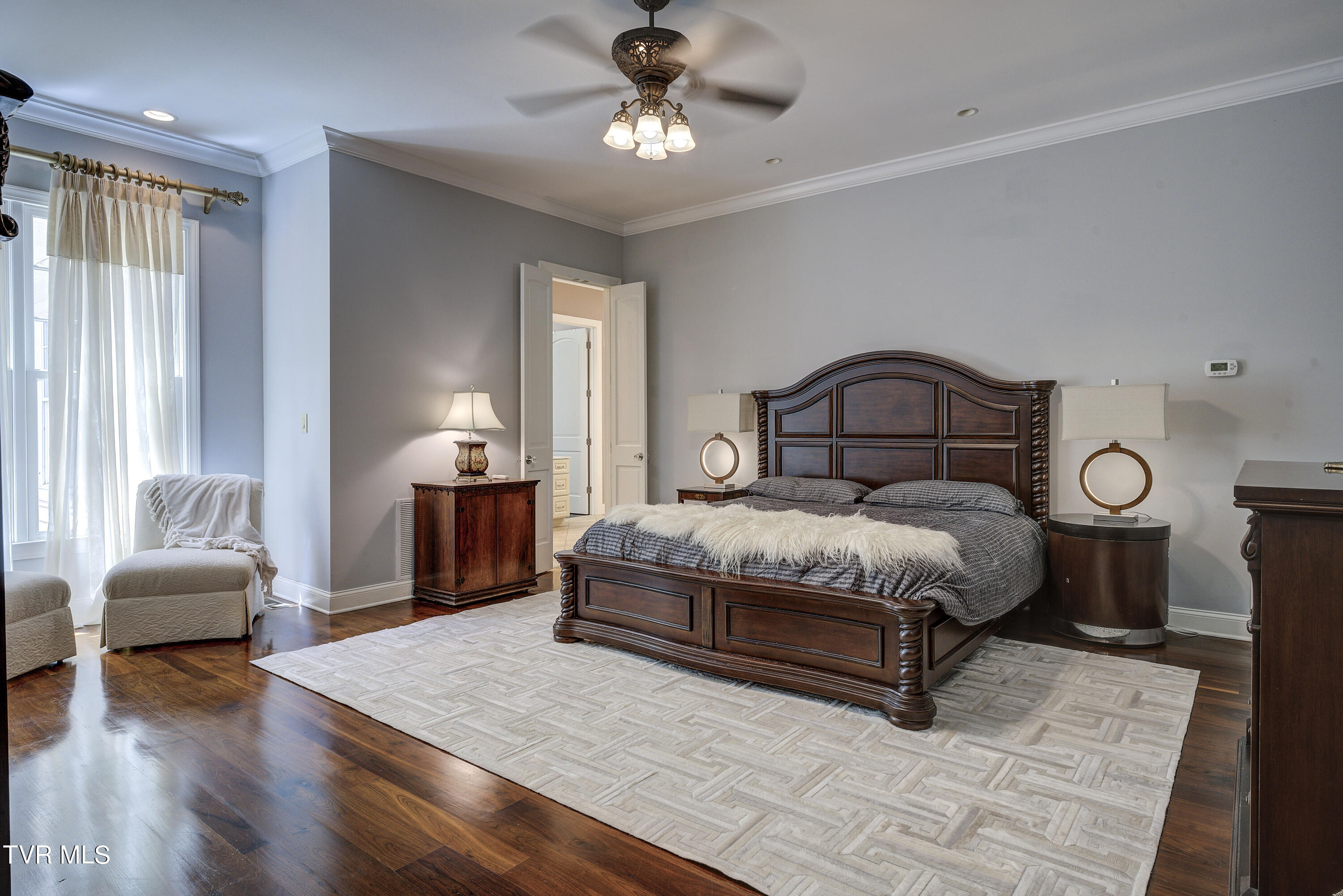 Bristol, Tennessee 37620, United States, 4 Bedrooms Bedrooms, ,5 BathroomsBathrooms,Residential,Pending,56434