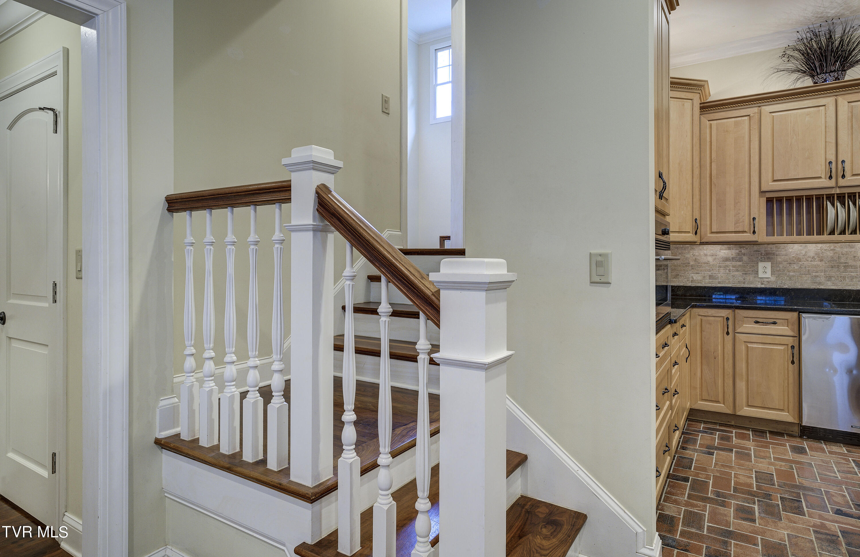 Bristol, Tennessee 37620, United States, 4 Bedrooms Bedrooms, ,5 BathroomsBathrooms,Residential,Pending,56434