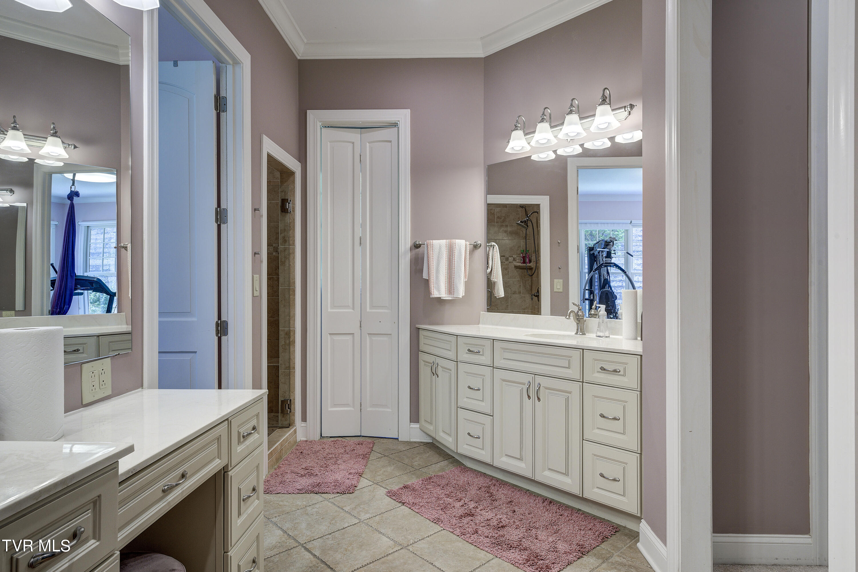 Bristol, Tennessee 37620, United States, 4 Bedrooms Bedrooms, ,5 BathroomsBathrooms,Residential,Pending,56434