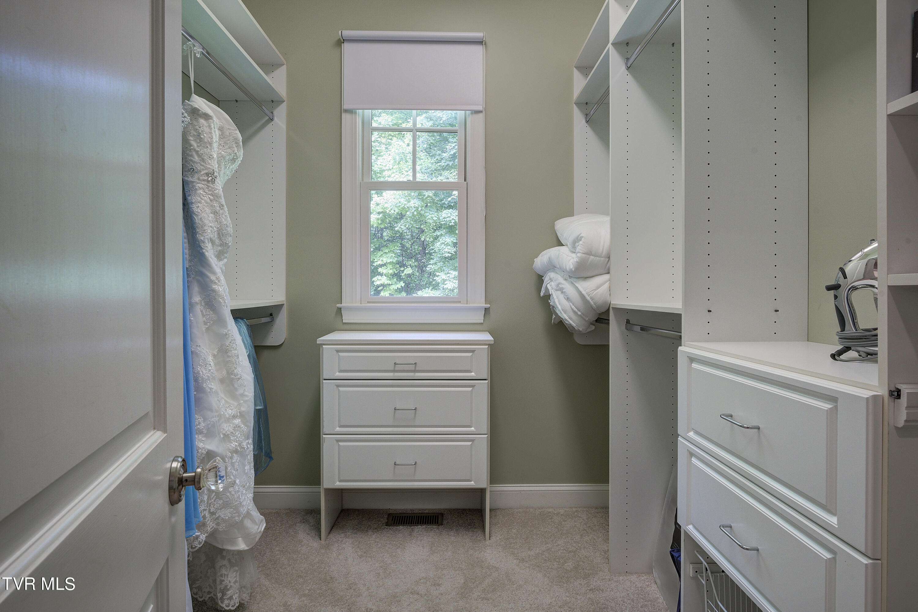 Bristol, Tennessee 37620, United States, 4 Bedrooms Bedrooms, ,5 BathroomsBathrooms,Residential,Pending,56434