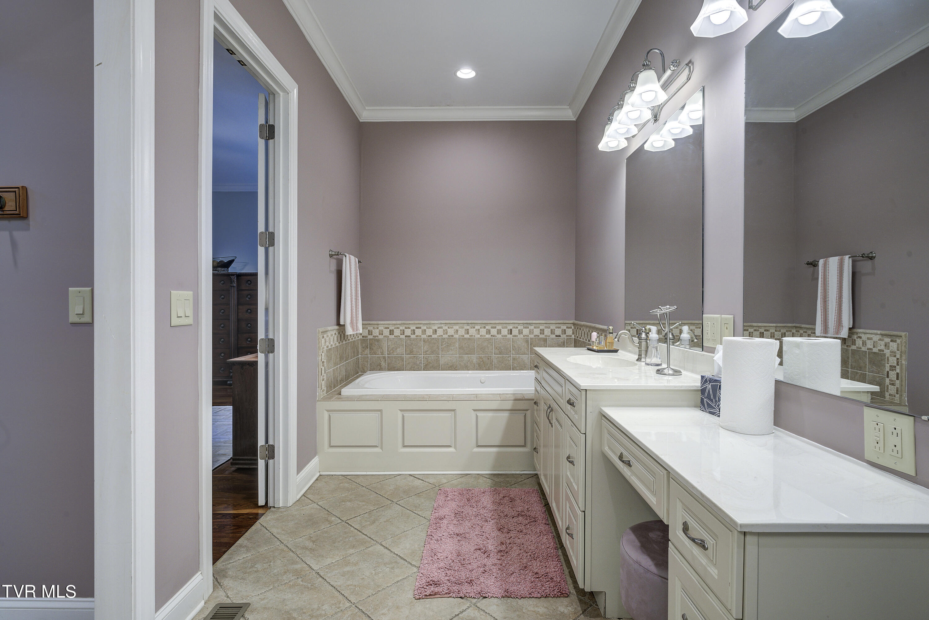 Bristol, Tennessee 37620, United States, 4 Bedrooms Bedrooms, ,5 BathroomsBathrooms,Residential,Pending,56434