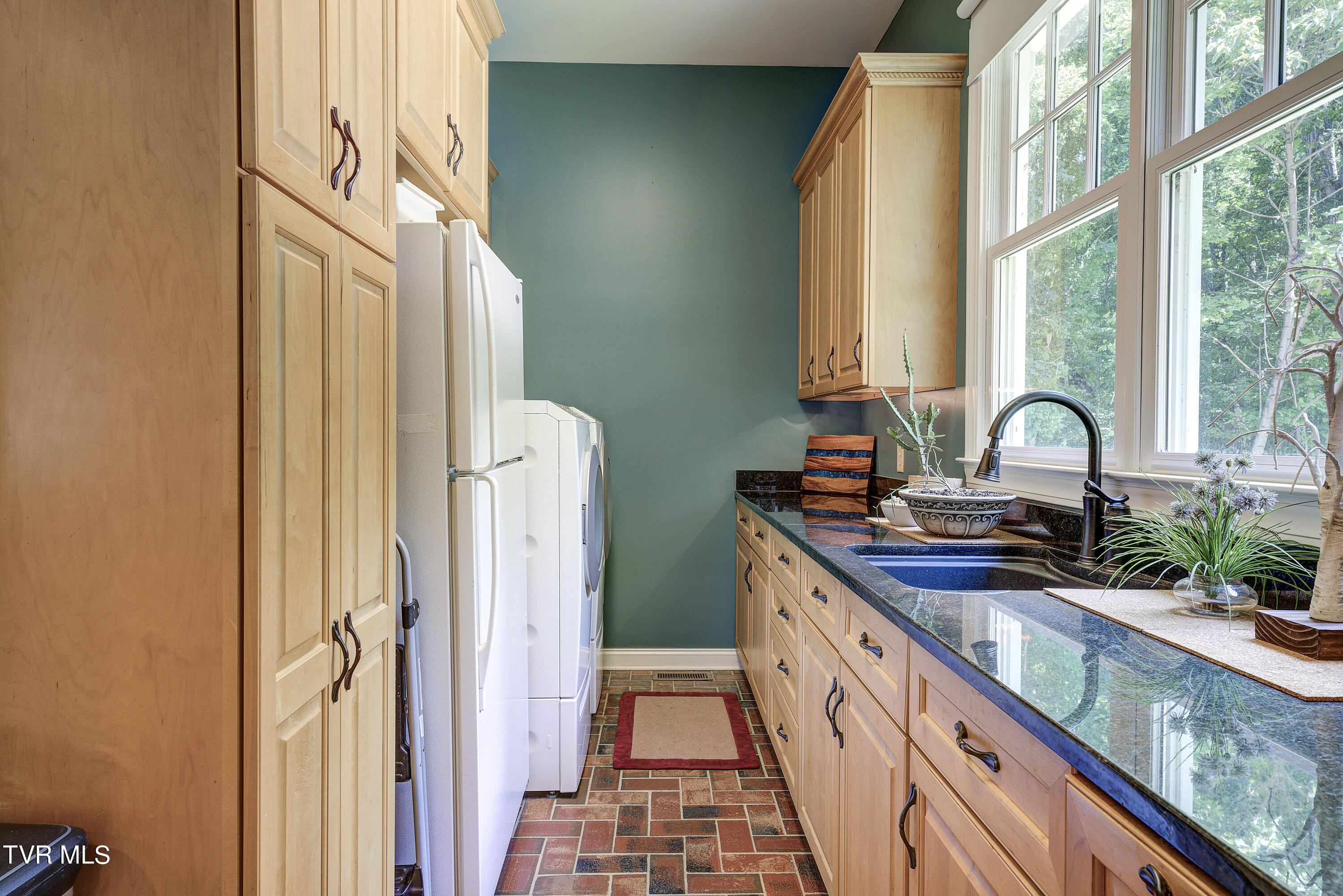 Bristol, Tennessee 37620, United States, 4 Bedrooms Bedrooms, ,5 BathroomsBathrooms,Residential,Pending,56434