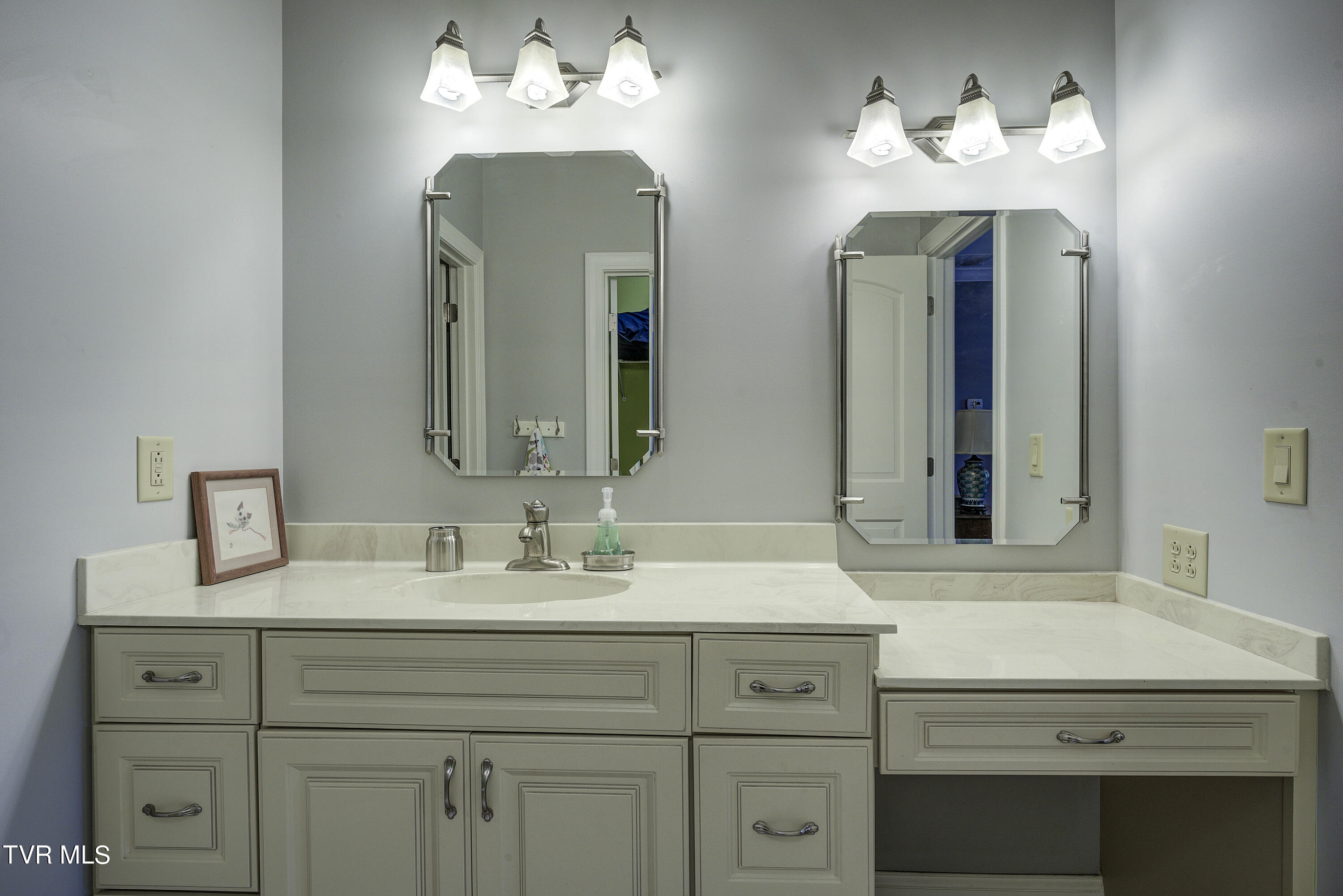 Bristol, Tennessee 37620, United States, 4 Bedrooms Bedrooms, ,5 BathroomsBathrooms,Residential,Pending,56434