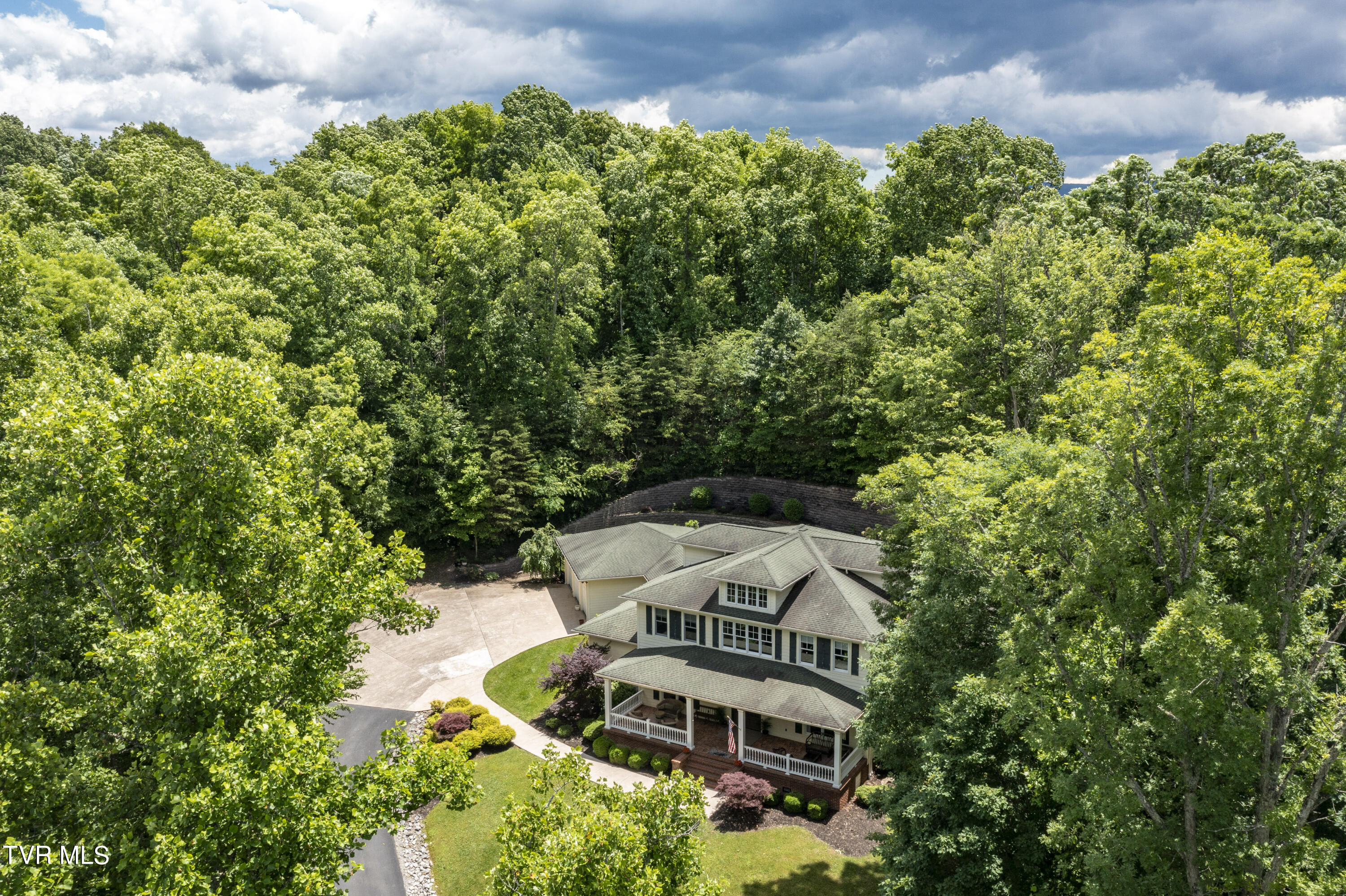 Bristol, Tennessee 37620, United States, 4 Bedrooms Bedrooms, ,5 BathroomsBathrooms,Residential,Pending,56434