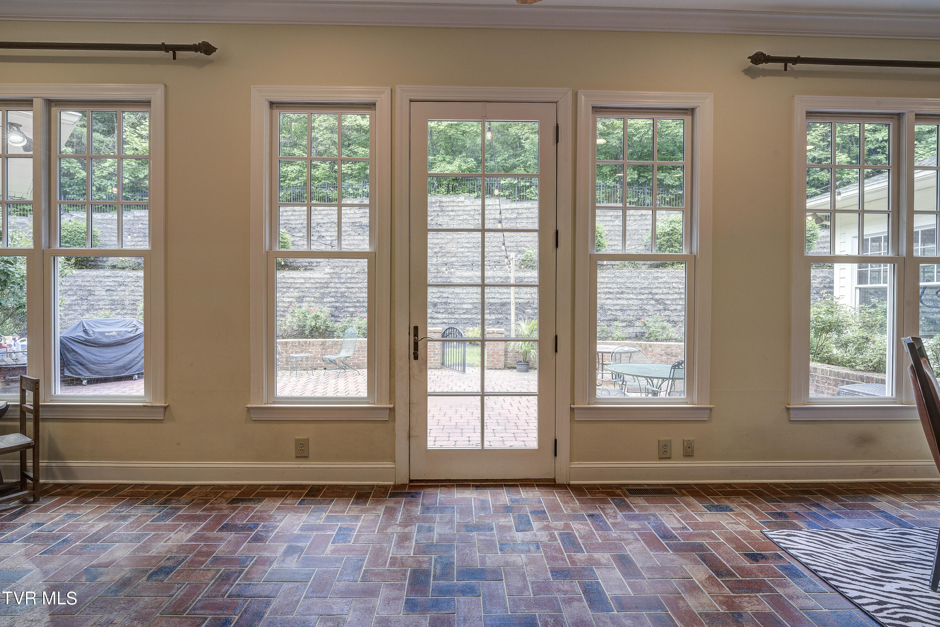 Bristol, Tennessee 37620, United States, 4 Bedrooms Bedrooms, ,5 BathroomsBathrooms,Residential,Pending,56434