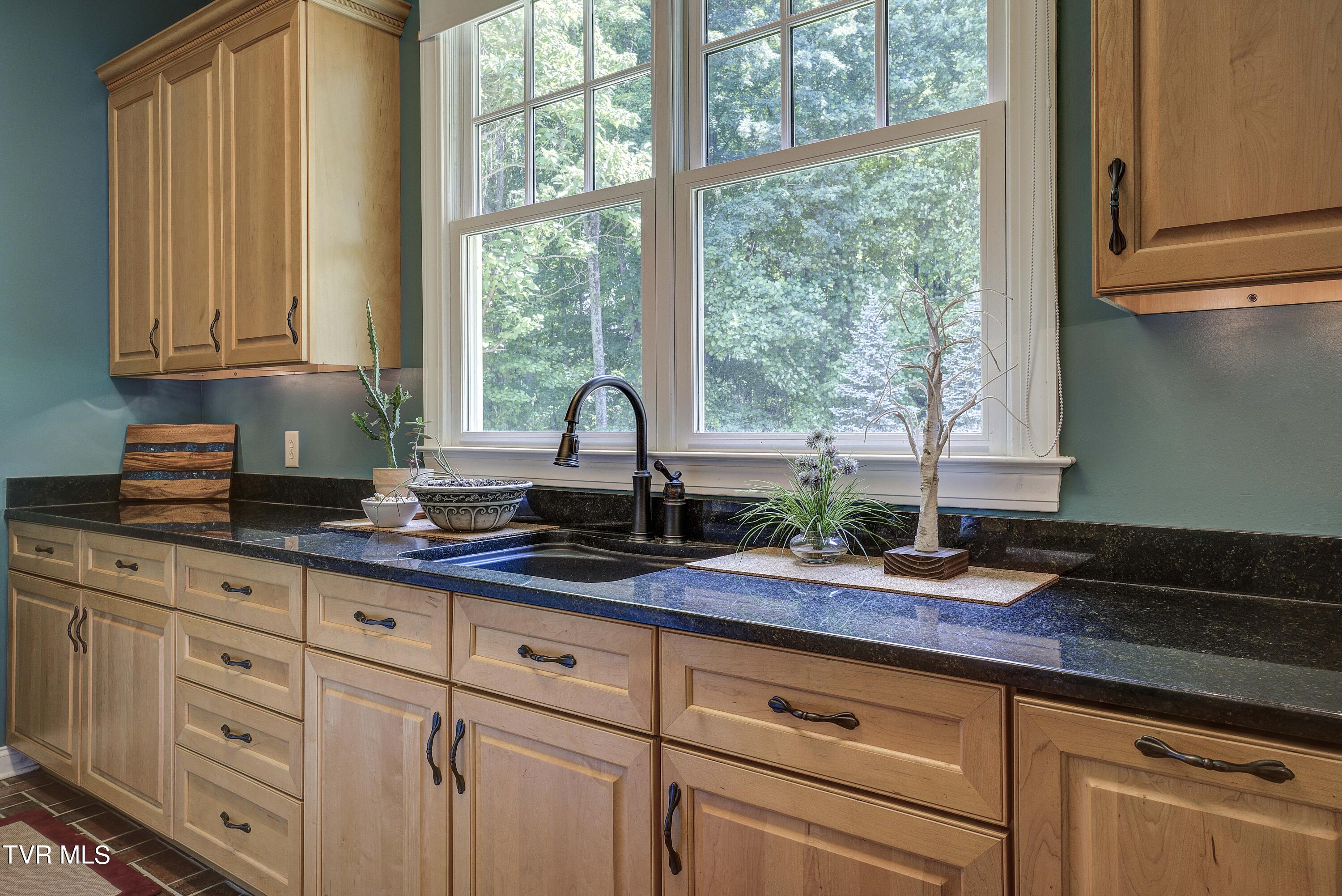 Bristol, Tennessee 37620, United States, 4 Bedrooms Bedrooms, ,5 BathroomsBathrooms,Residential,Pending,56434