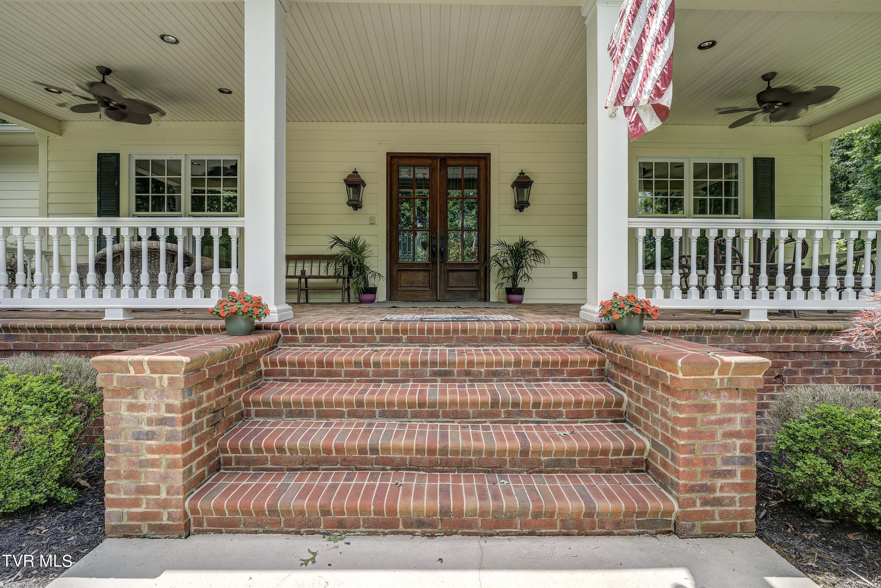 Bristol, Tennessee 37620, United States, 4 Bedrooms Bedrooms, ,5 BathroomsBathrooms,Residential,Pending,56434