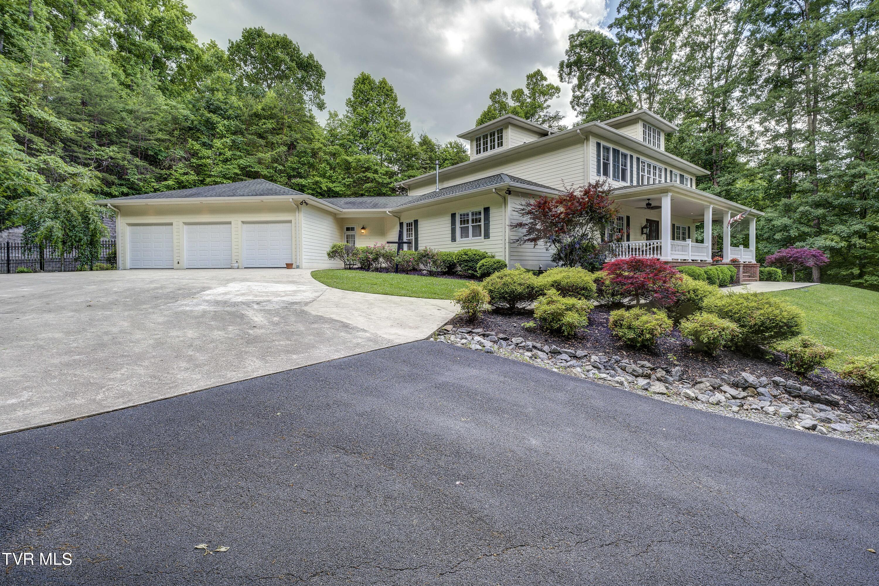 Bristol, Tennessee 37620, United States, 4 Bedrooms Bedrooms, ,5 BathroomsBathrooms,Residential,Pending,56434