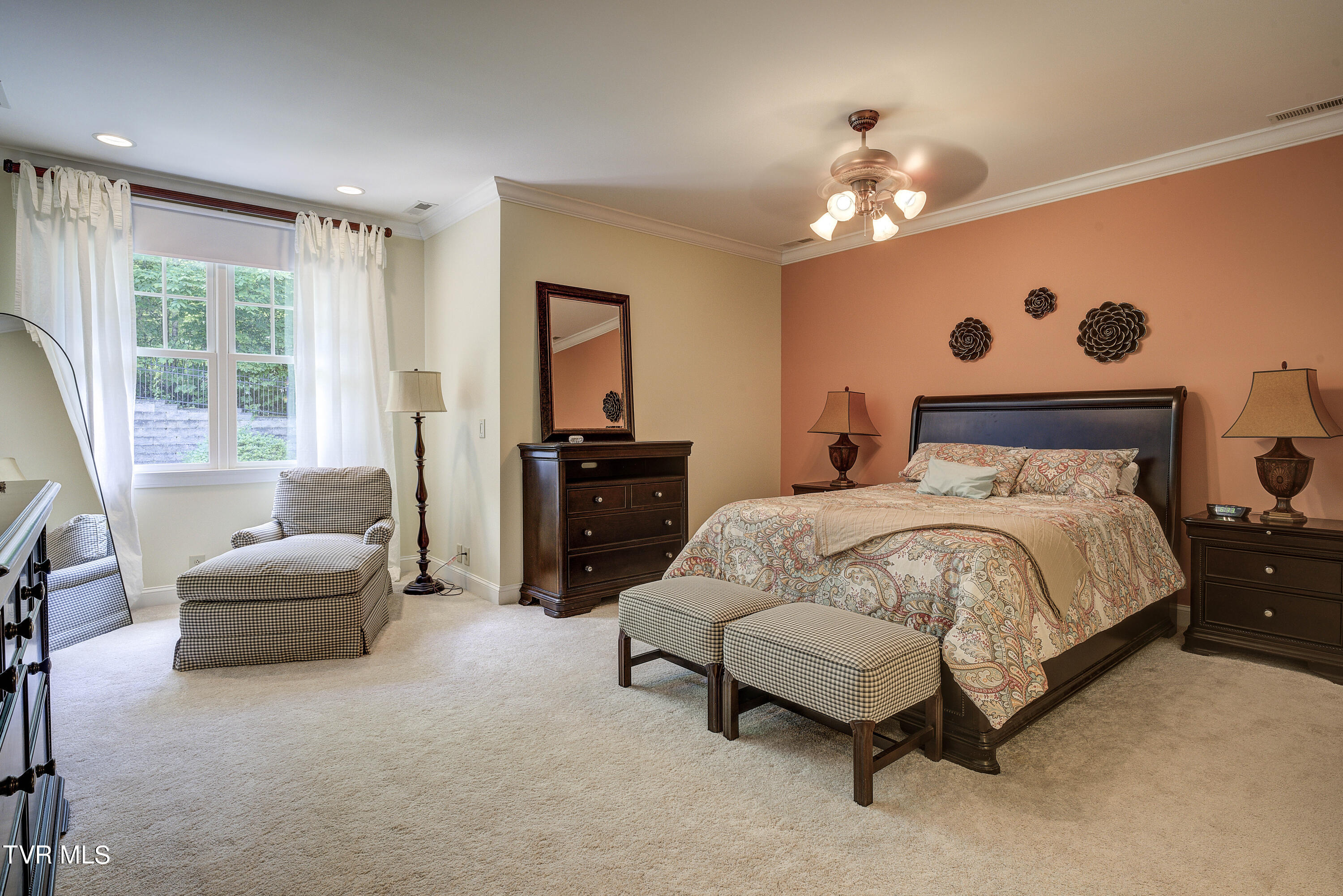 Bristol, Tennessee 37620, United States, 4 Bedrooms Bedrooms, ,5 BathroomsBathrooms,Residential,Pending,56434