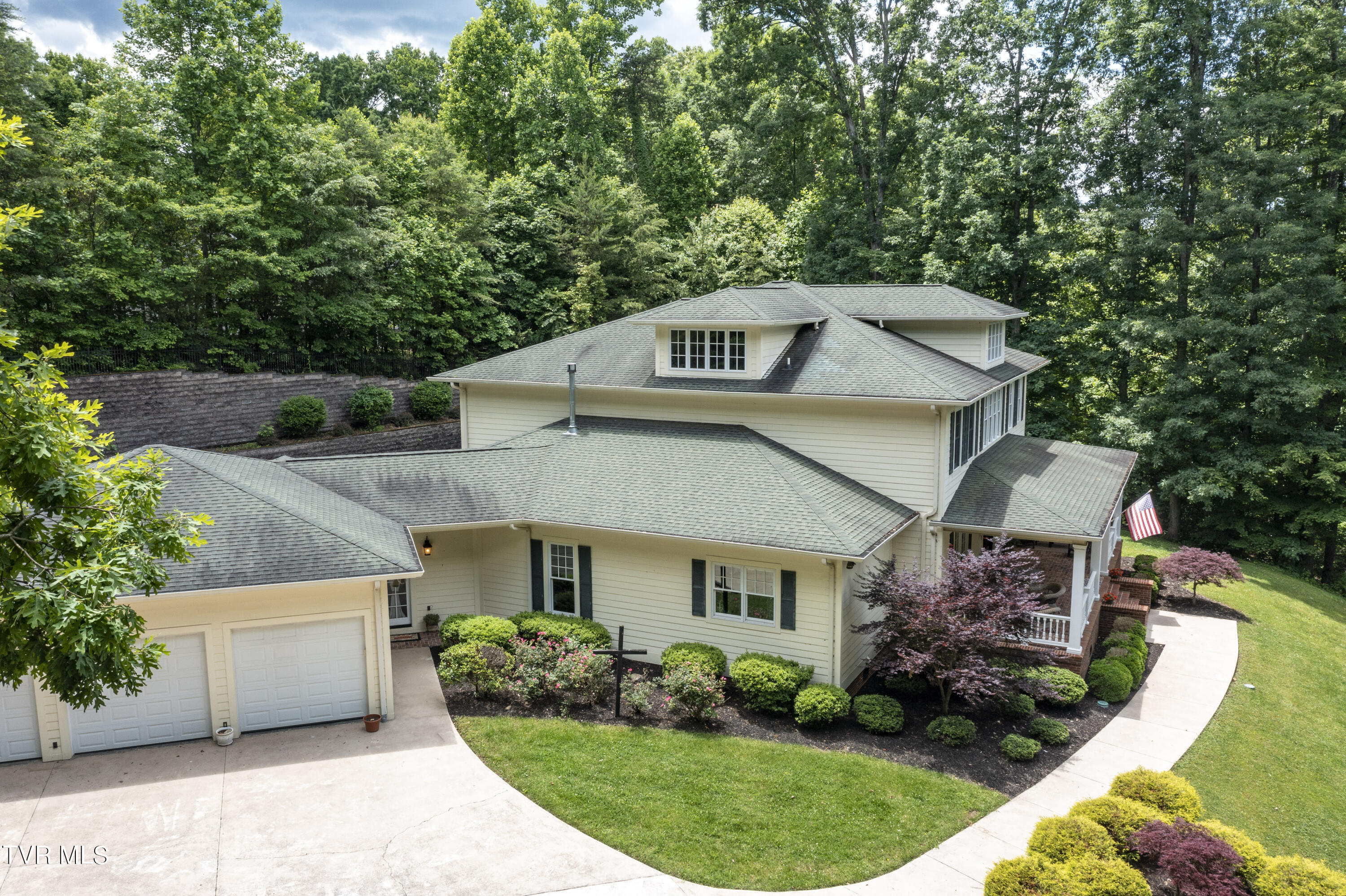 Bristol, Tennessee 37620, United States, 4 Bedrooms Bedrooms, ,5 BathroomsBathrooms,Residential,Pending,56434