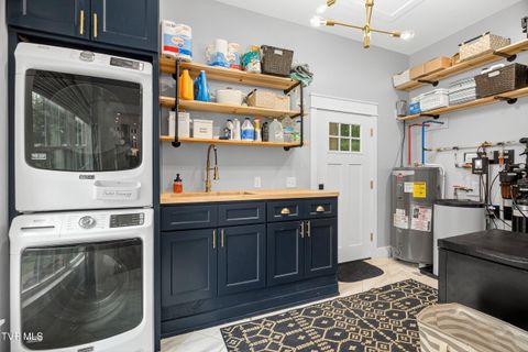 Tiny photo for 718 Mullins Drive, Sneedville, TN 37869 (MLS # 9982092)