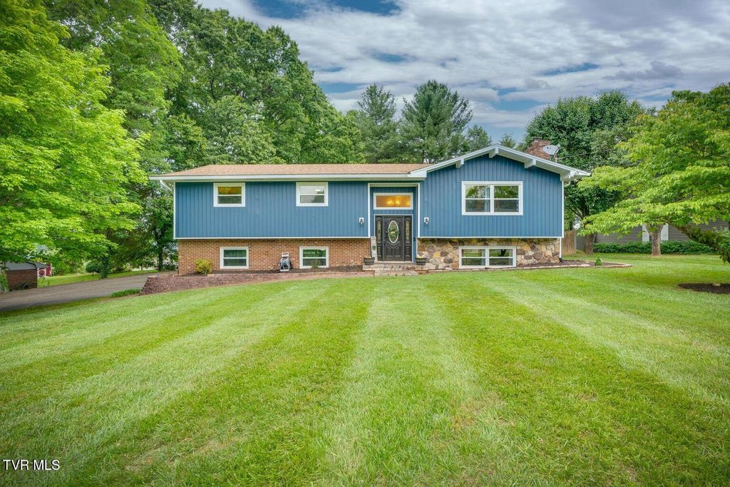 Photo of 417 Oakmont Drive, Kingsport, TN 37663 (MLS # 9987506)