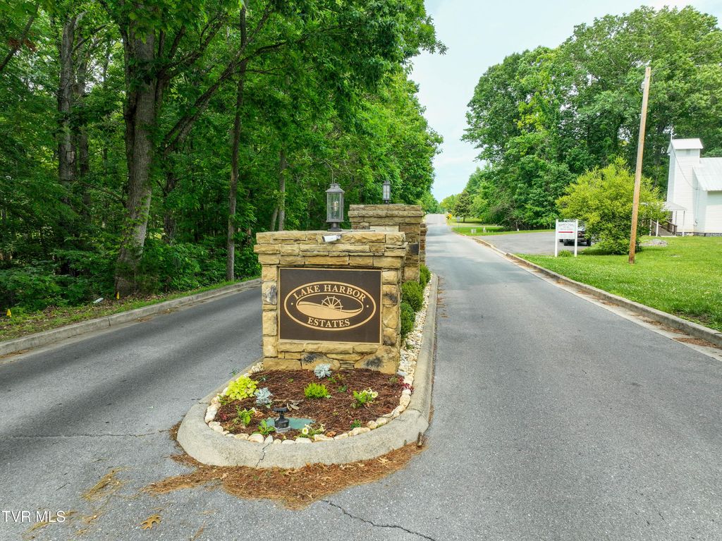 Photo of 614 Harbor Point Drive, Johnson City, TN 37615 (MLS # 9981007)