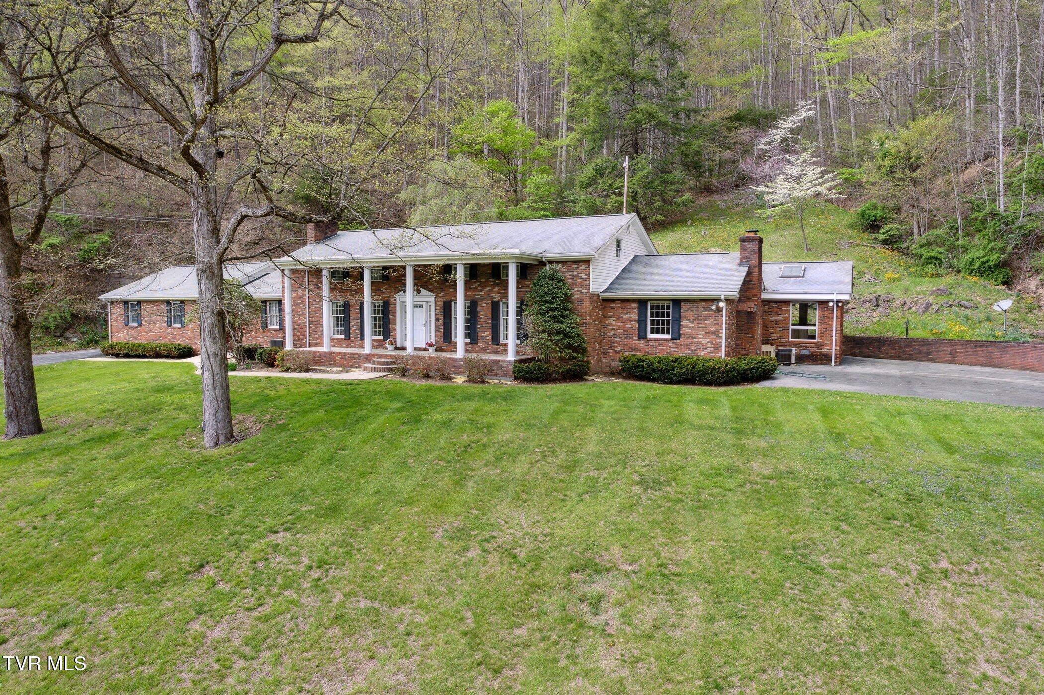5268 River Side Drive, Raven, Virginia image 1