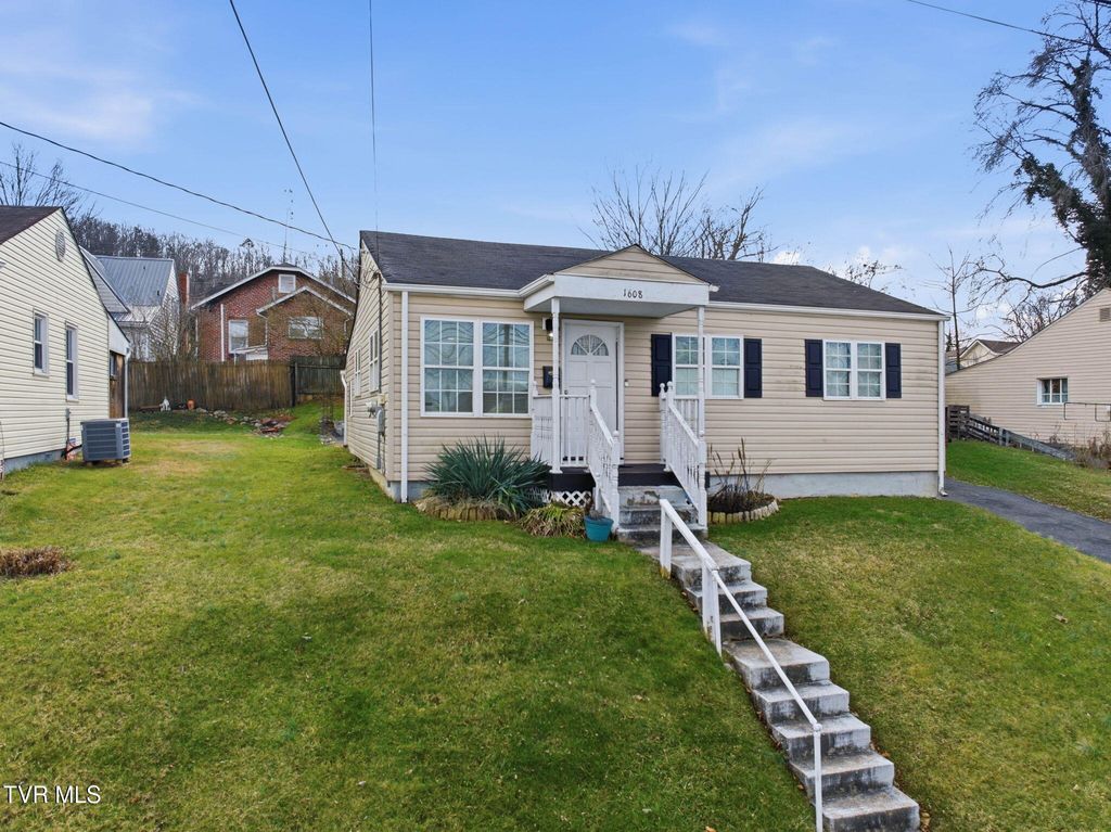 Photo of 1608 Broad Street, Bristol, TN 37620 (MLS # 9990316)