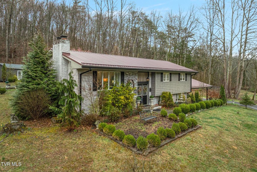 Photo of 405 Beidleman Creek Road, Bristol, TN 37620 (MLS # 9977602)