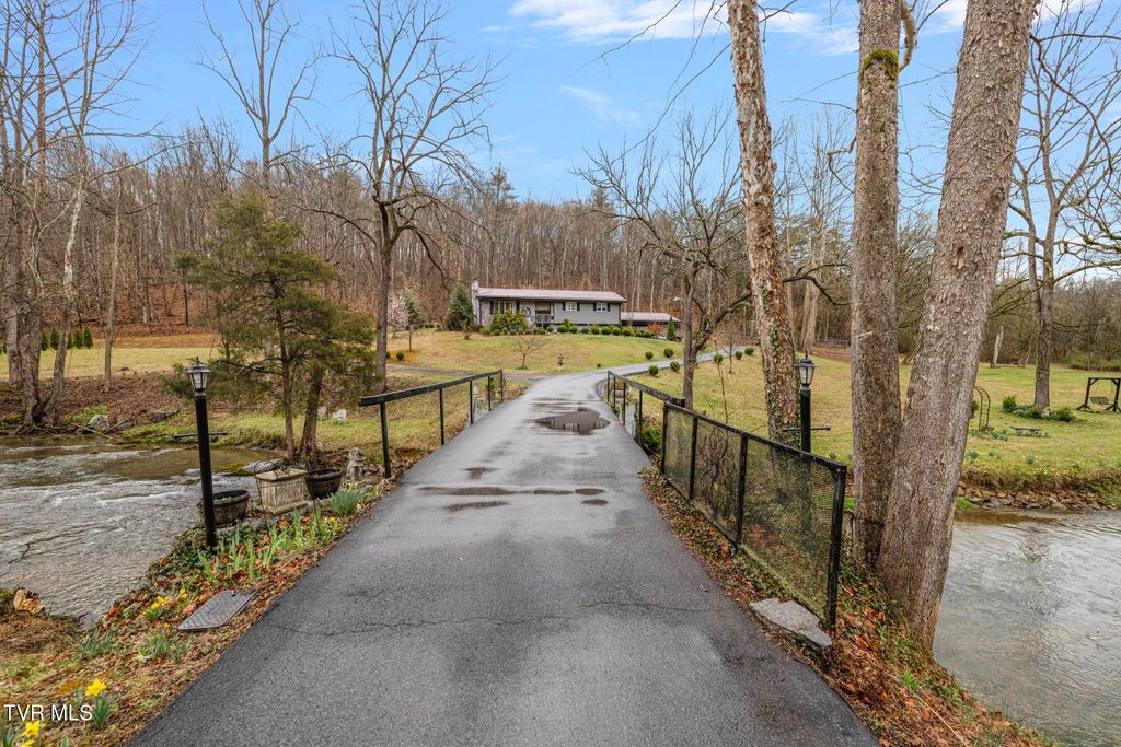 Photo of 405 Beidleman Creek Road, Bristol, TN 37620 (MLS # 9977602)