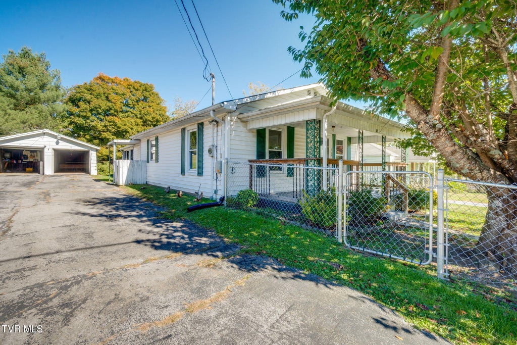 Photo of 569 Vance Street, Bristol, VA 24201 (MLS # 10002414)