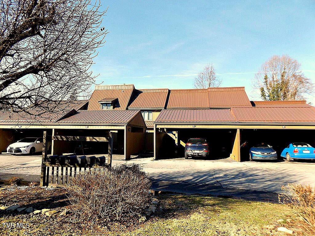 Photo 1 of 38 — 520 Fleetwood Court D, Kingsport, TN 37660