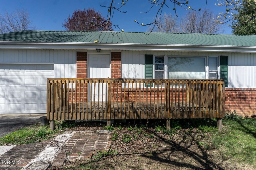 Photo of 404 Dyer Circle, Greeneville, TN 37745 (MLS # 9992812)