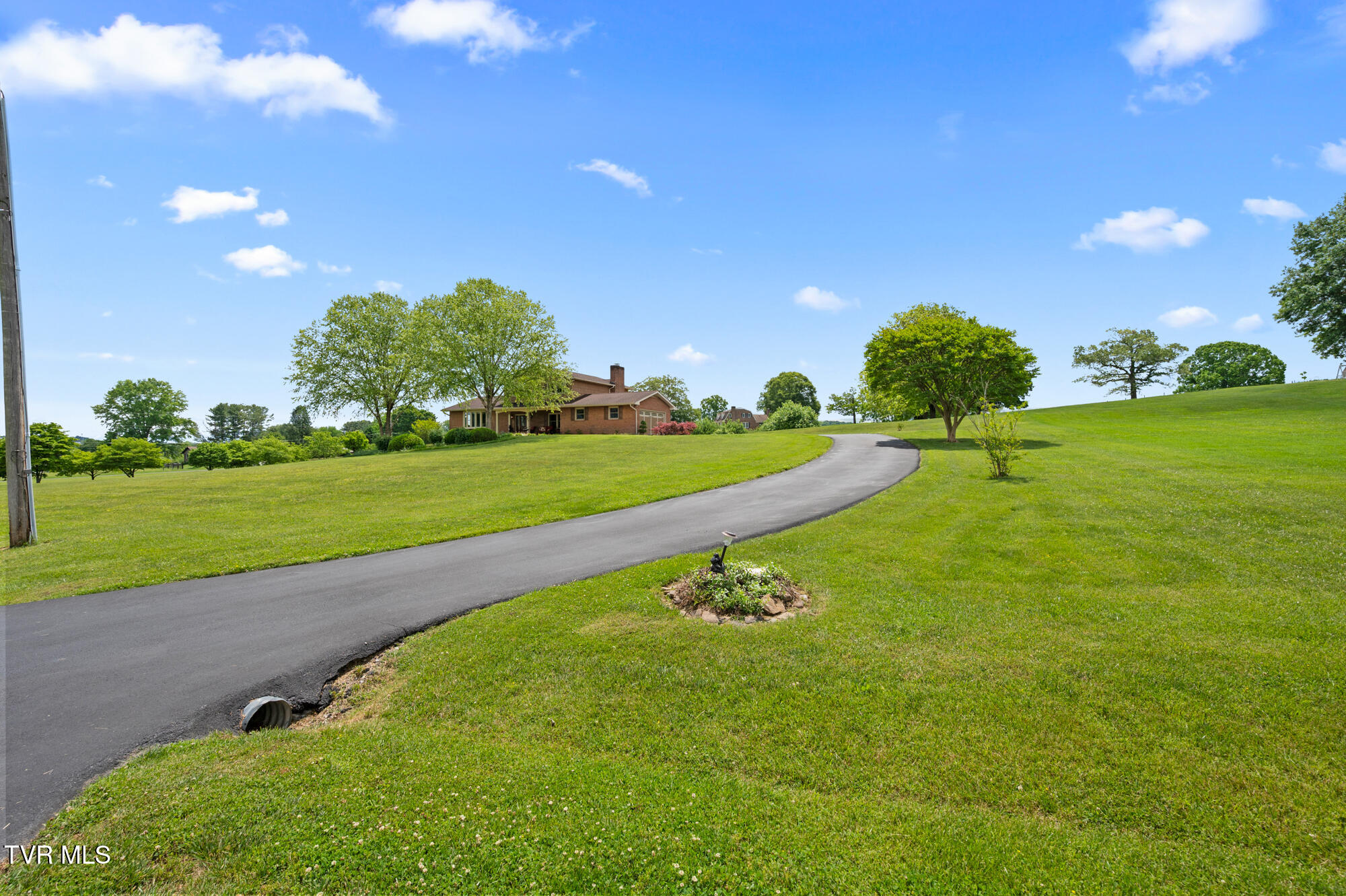 405 Meadow Lark Lane, Bluff City, Tennessee image 2