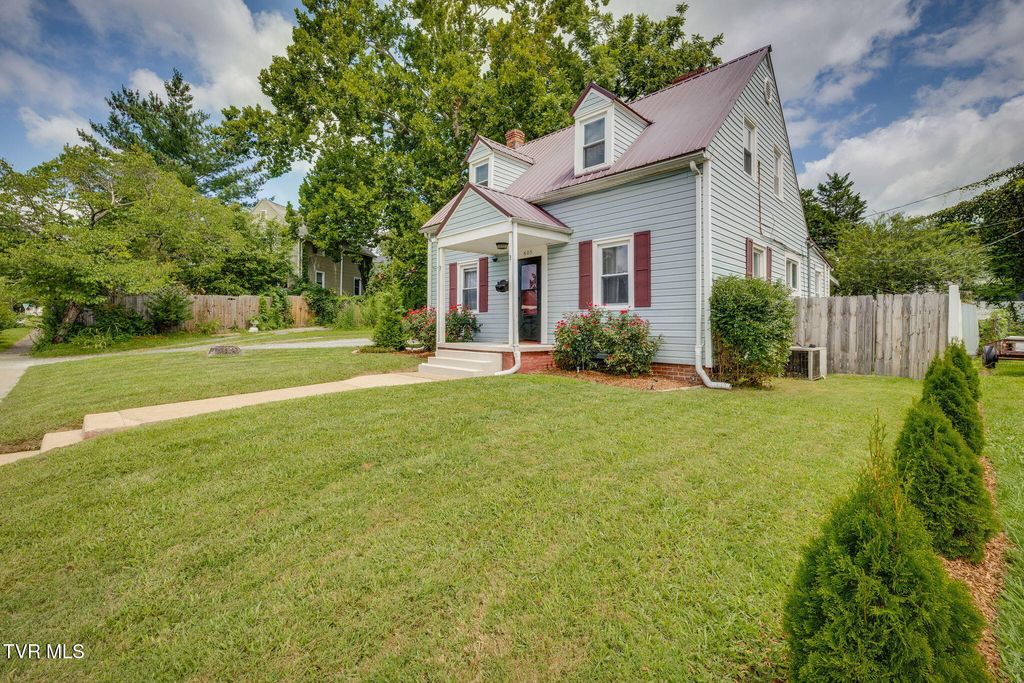Photo of 605 Myrtle Street, Kingsport, TN 37660 (MLS # 9984371)