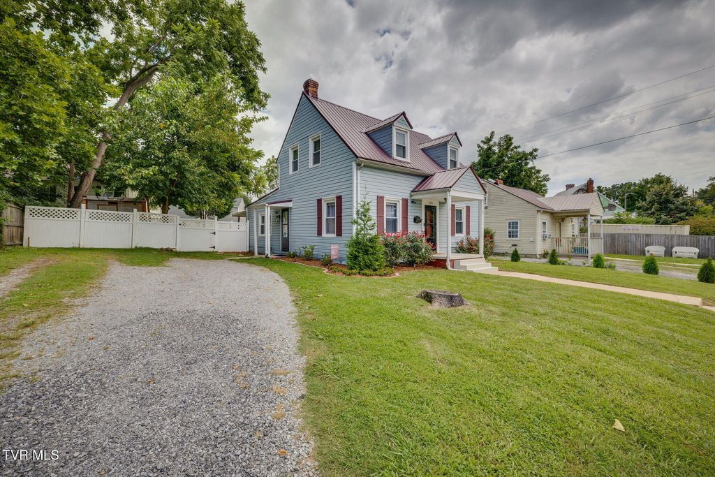 Photo of 605 Myrtle Street, Kingsport, TN 37660 (MLS # 9984371)