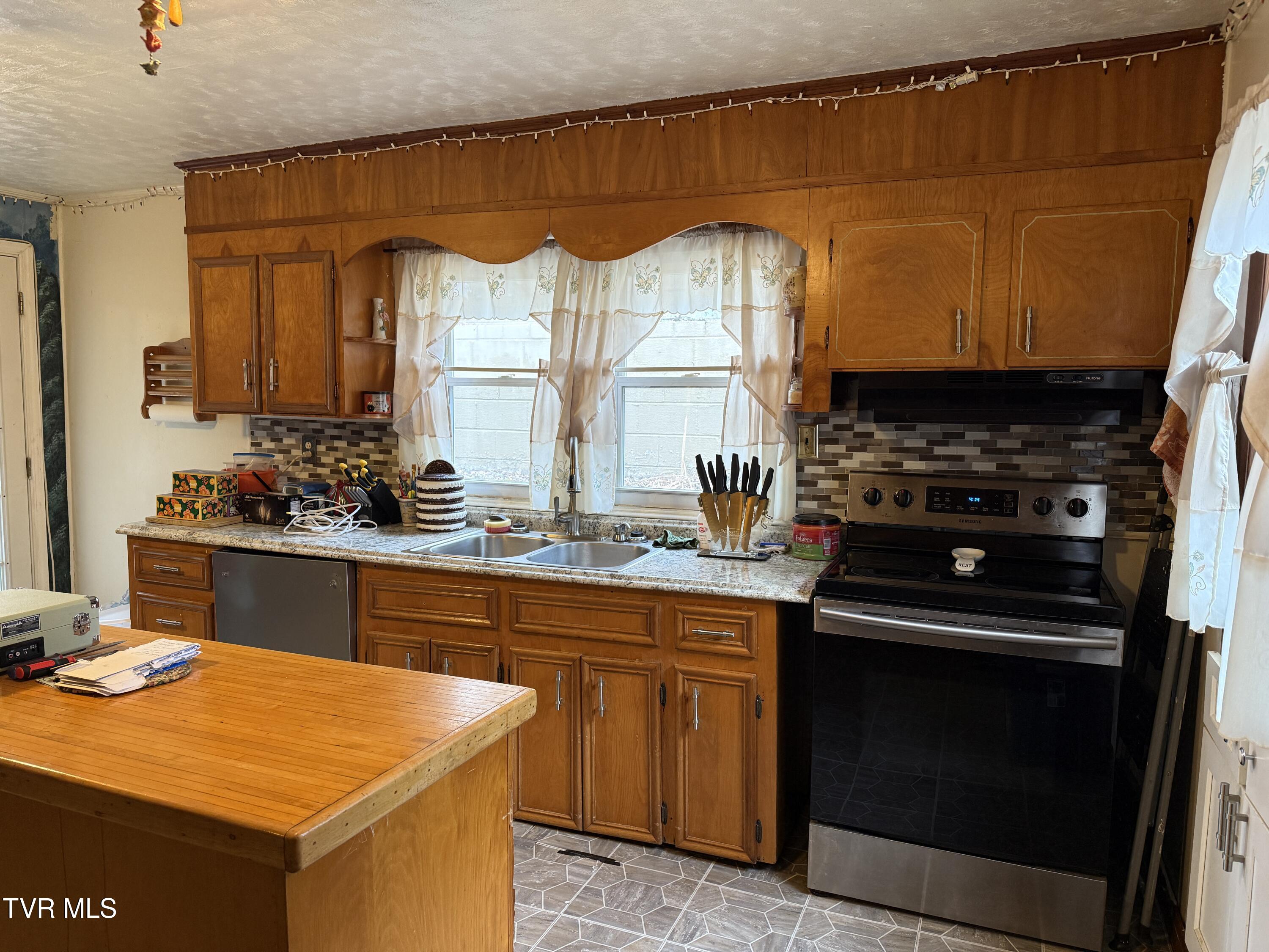 401 Mohawk Drive, Erwin, Tennessee image 3