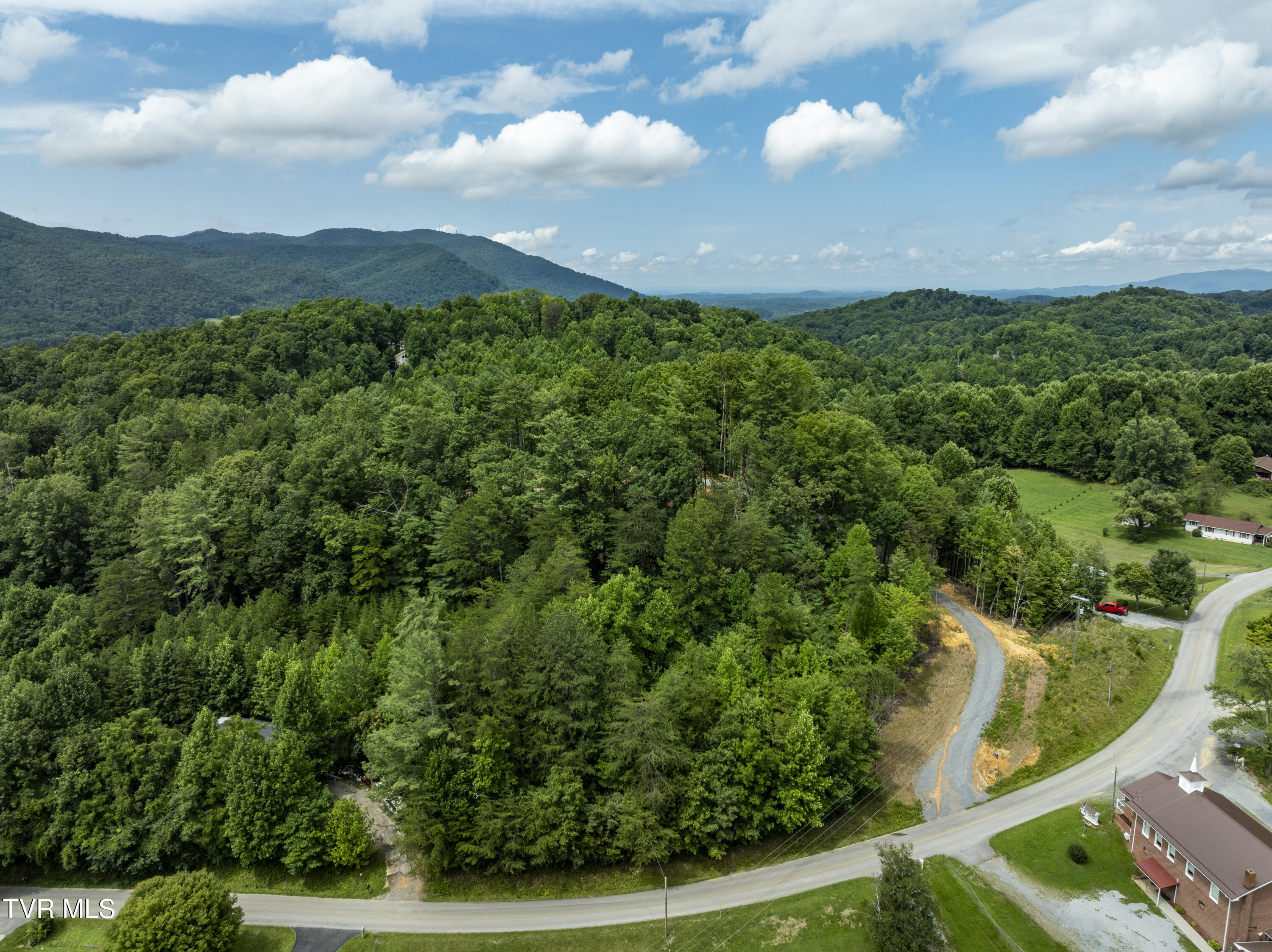 6495 Lazy Bear Lane, Unicoi, Tennessee image 2