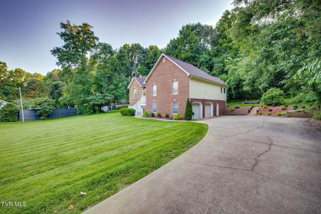 Photo of 2323 Wynwood Drive, Jonesborough, TN 37659 (MLS # 9997768)