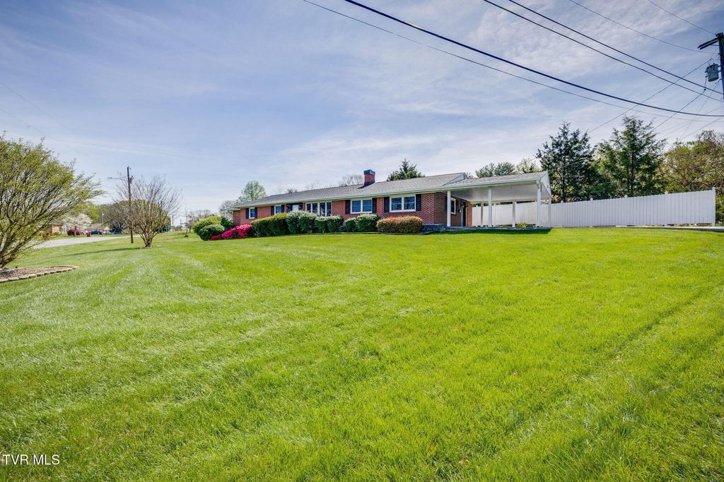 Photo of 1500 Woodmont Drive, Johnson City, TN 37601 (MLS # 9993521)