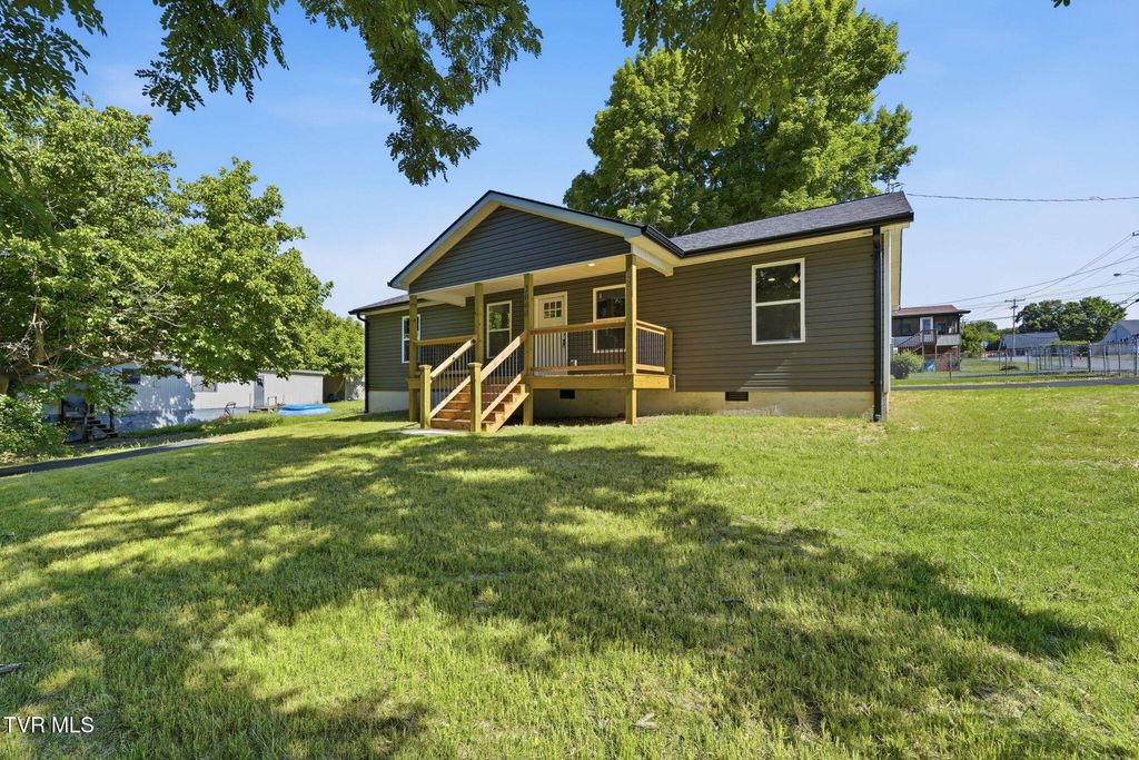 Photo of 2000 Charlotte Street, Kingsport, TN 37660 (MLS # 9995521)